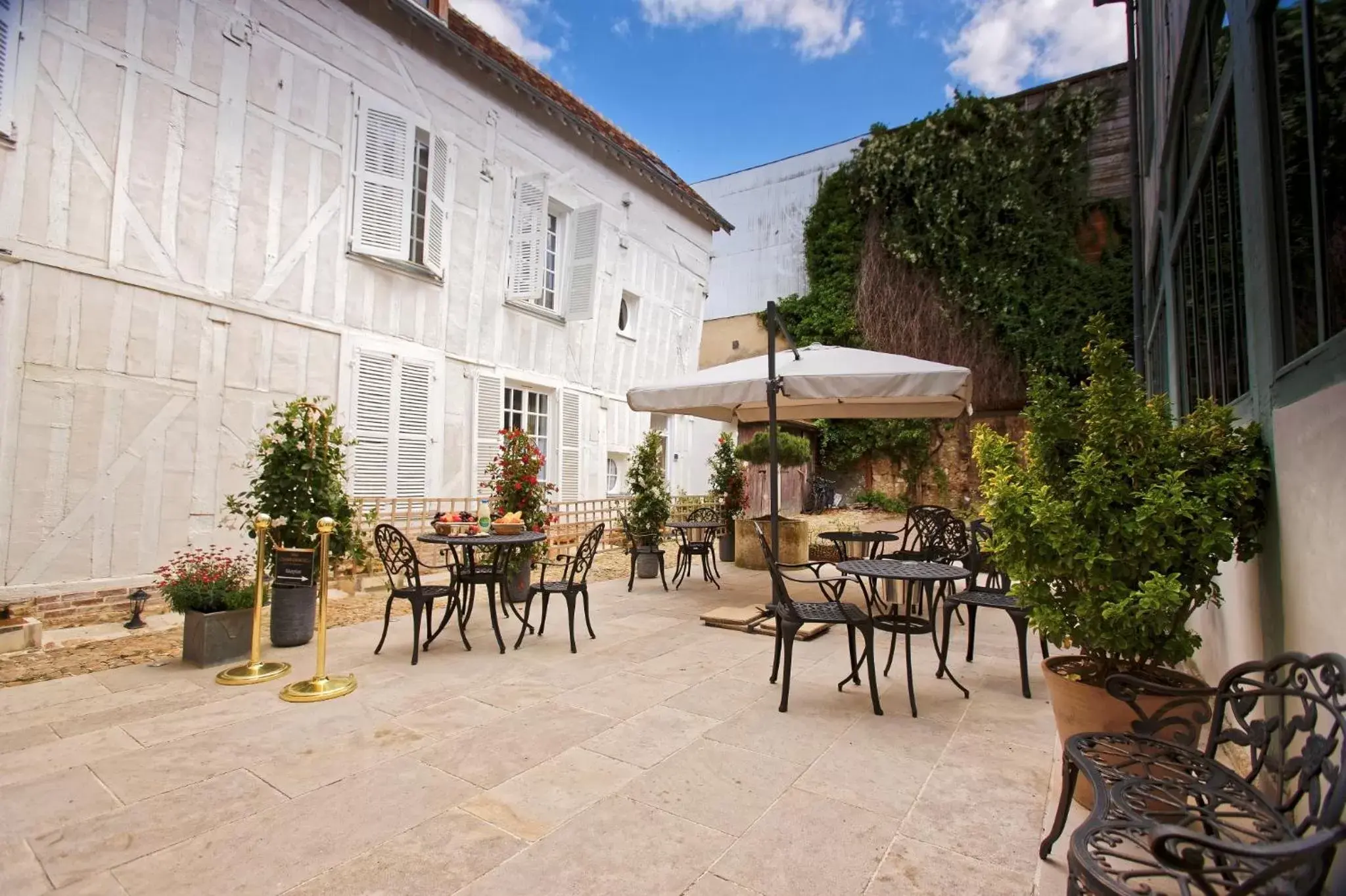 Patio, Restaurant/Places to Eat in Hotel Saint Georges