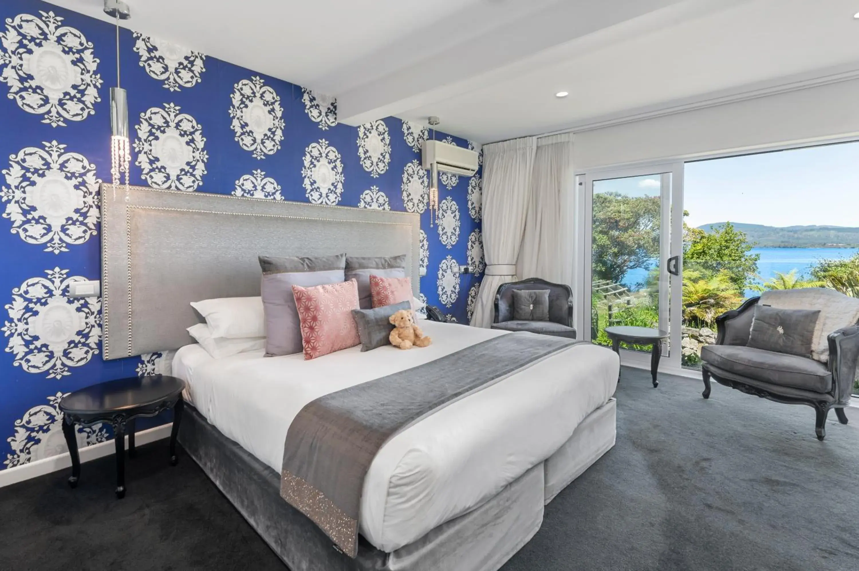 Photo of the whole room, Bed in Black Swan Lakeside Boutique Hotel Photo of the whole room, Bed in Black Swan Lakeside Boutique Hotel