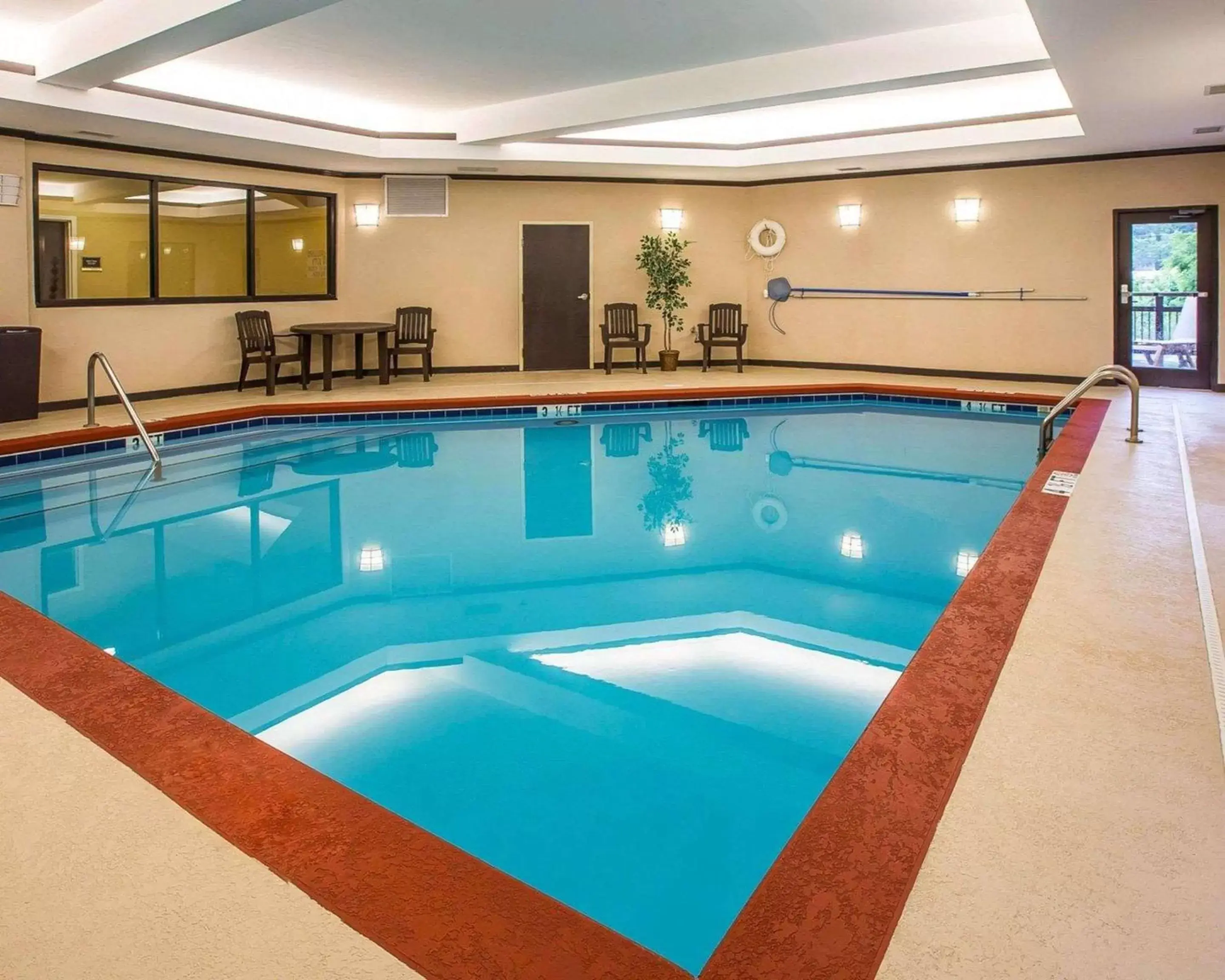 Swimming Pool in Comfort Suites Simpsonville