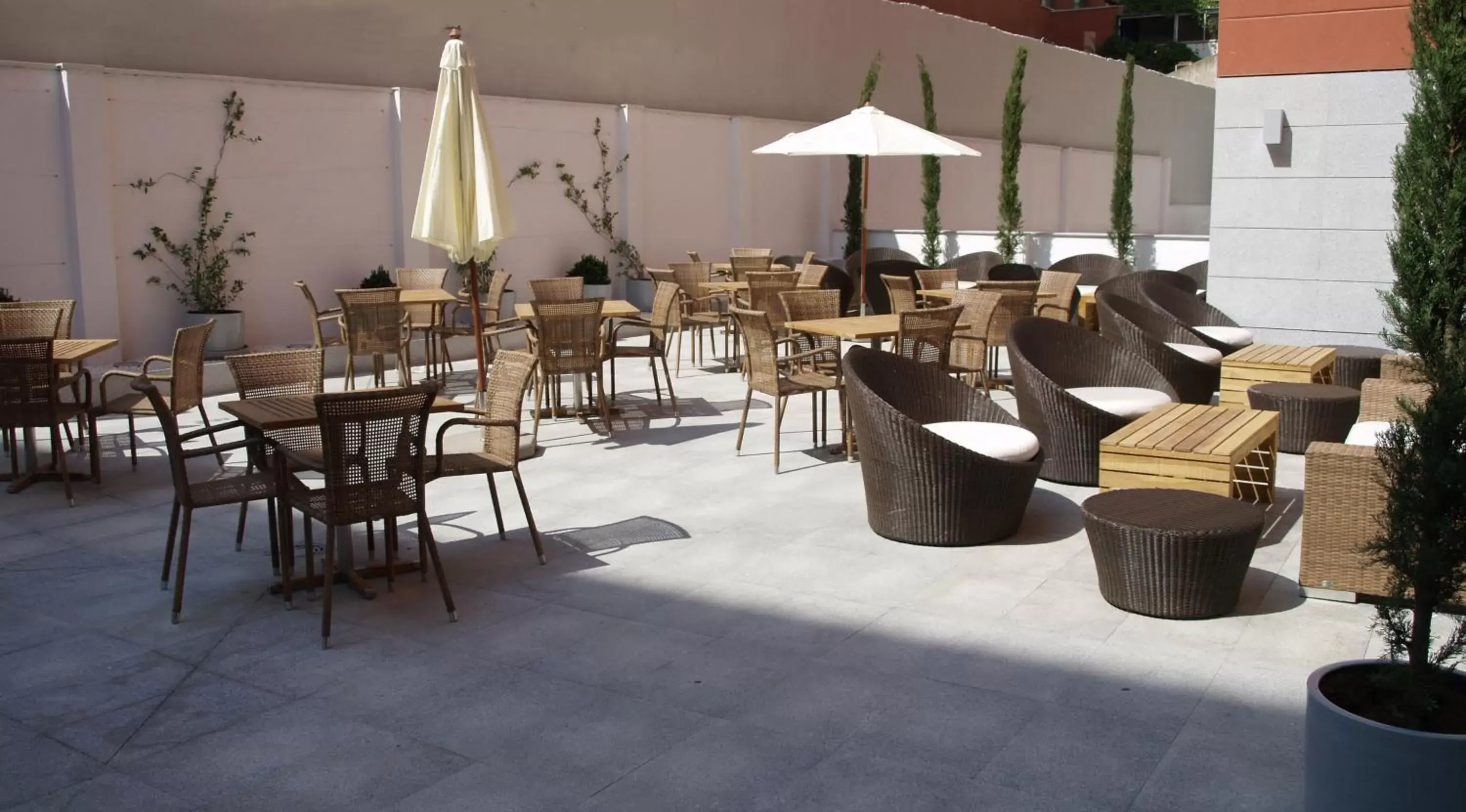 Balcony/Terrace, Restaurant/Places to Eat in Eco Alcalá Suites