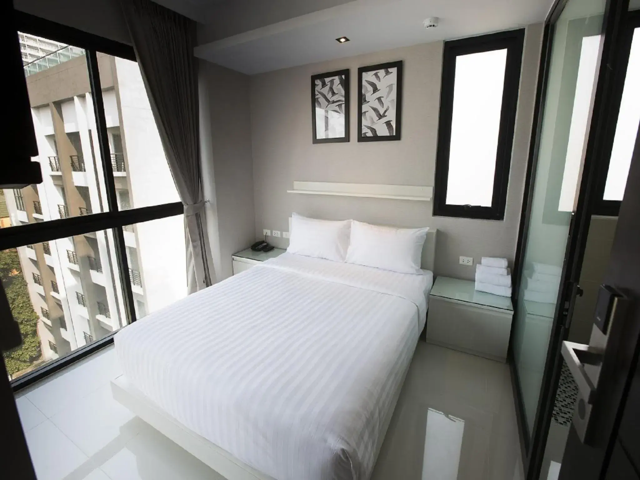 Photo of the whole room, Bed in Serenotel Pattaya
