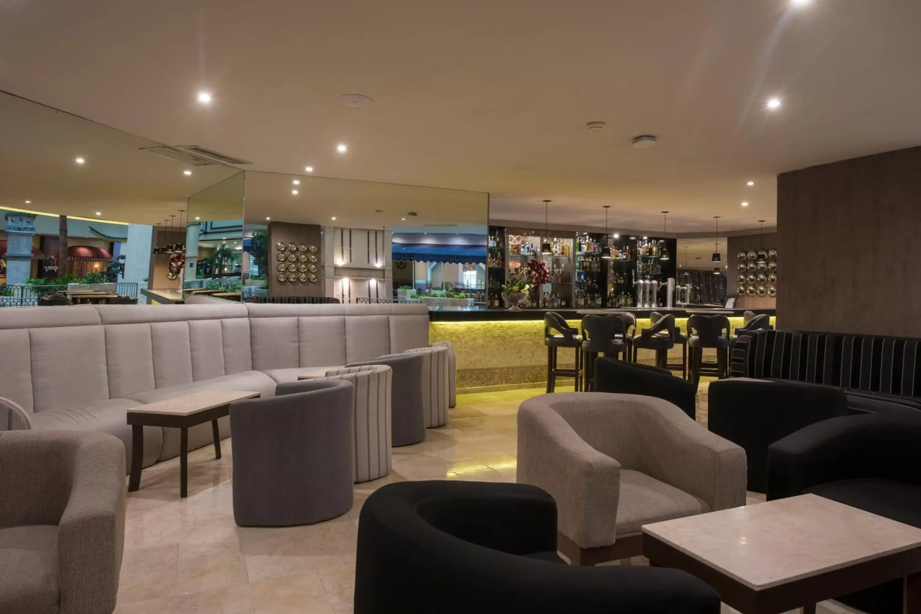 Lounge or bar, Lounge/Bar in Seadust Cancun Family Resort - All Inclusive