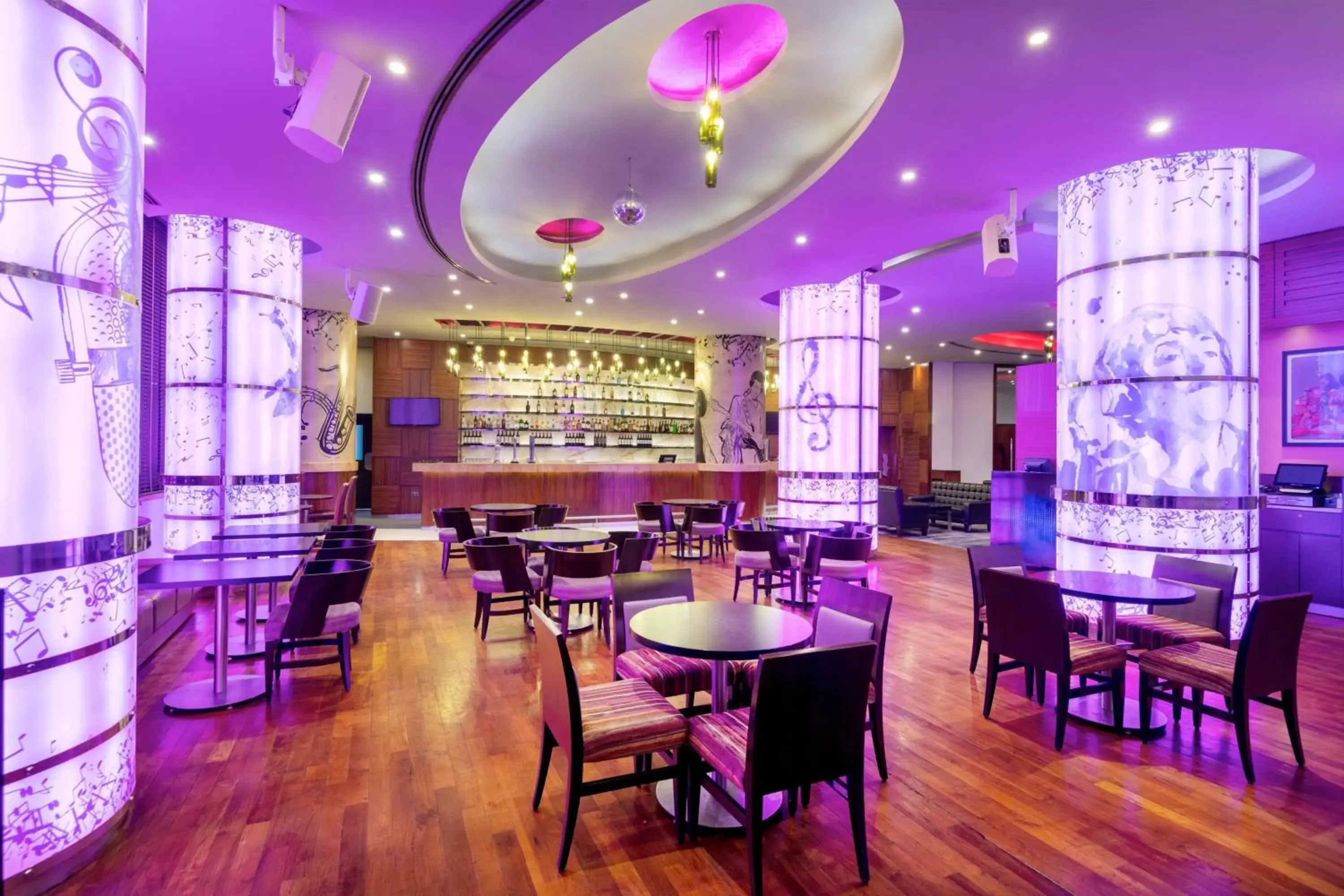 Lounge or bar, Restaurant/Places to Eat in Crowne Plaza Doha - The Business Park, an IHG Hotel