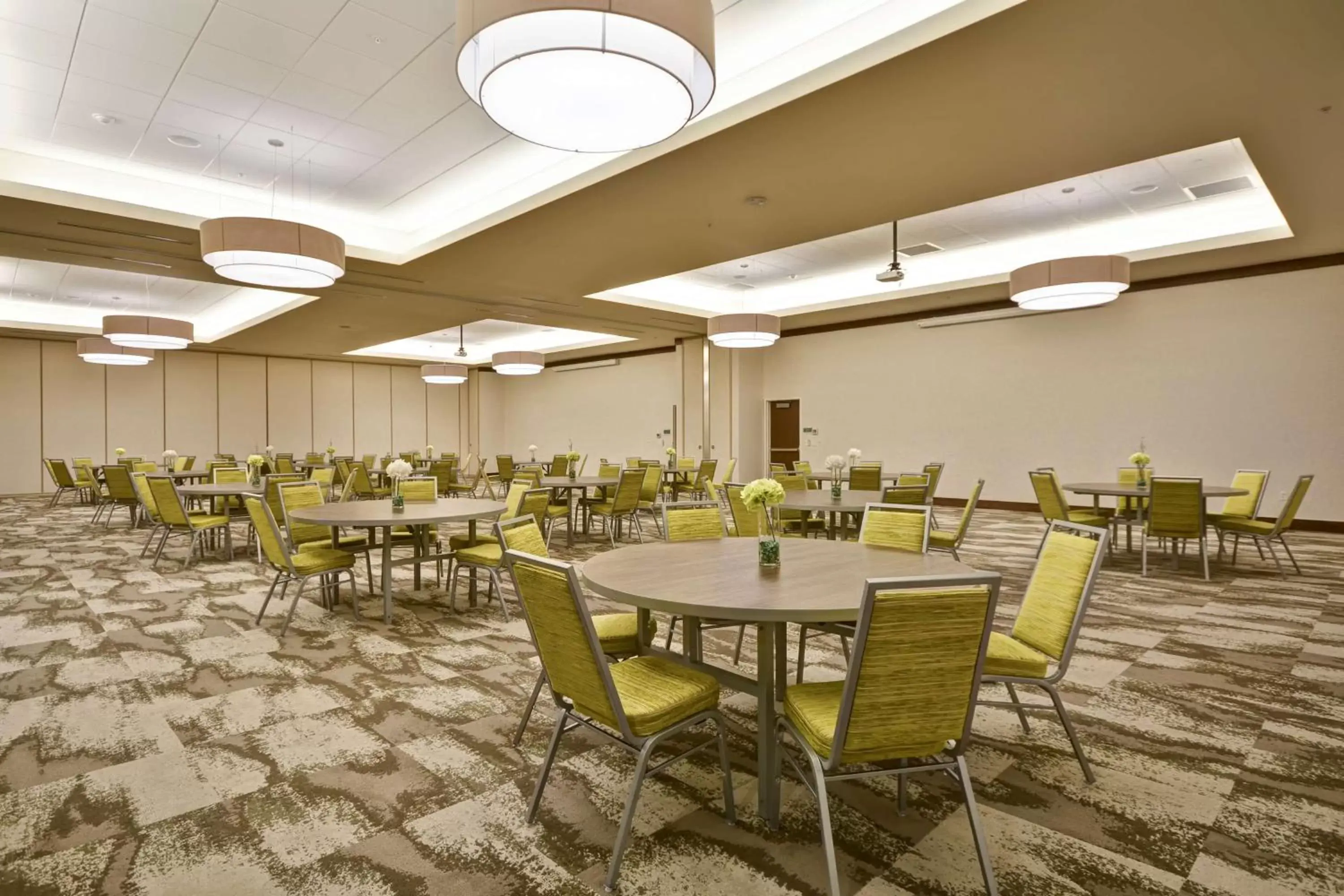Meeting/conference room, Restaurant/Places to Eat in Home2 Suites by Hilton Dallas Downtown at Baylor Scott & White