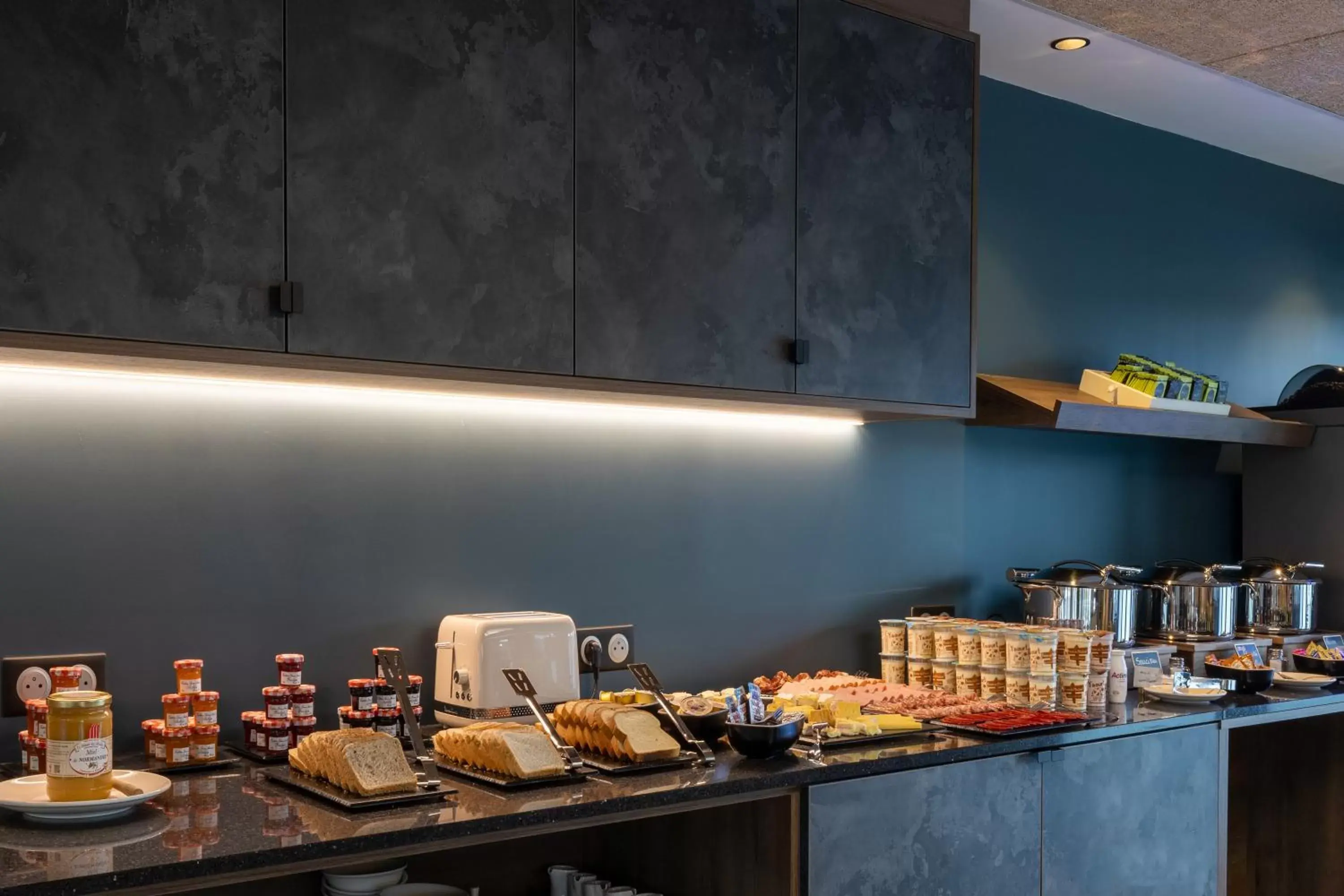 Buffet breakfast, Food in Best Western Plus Le Conquerant Rouen Nord