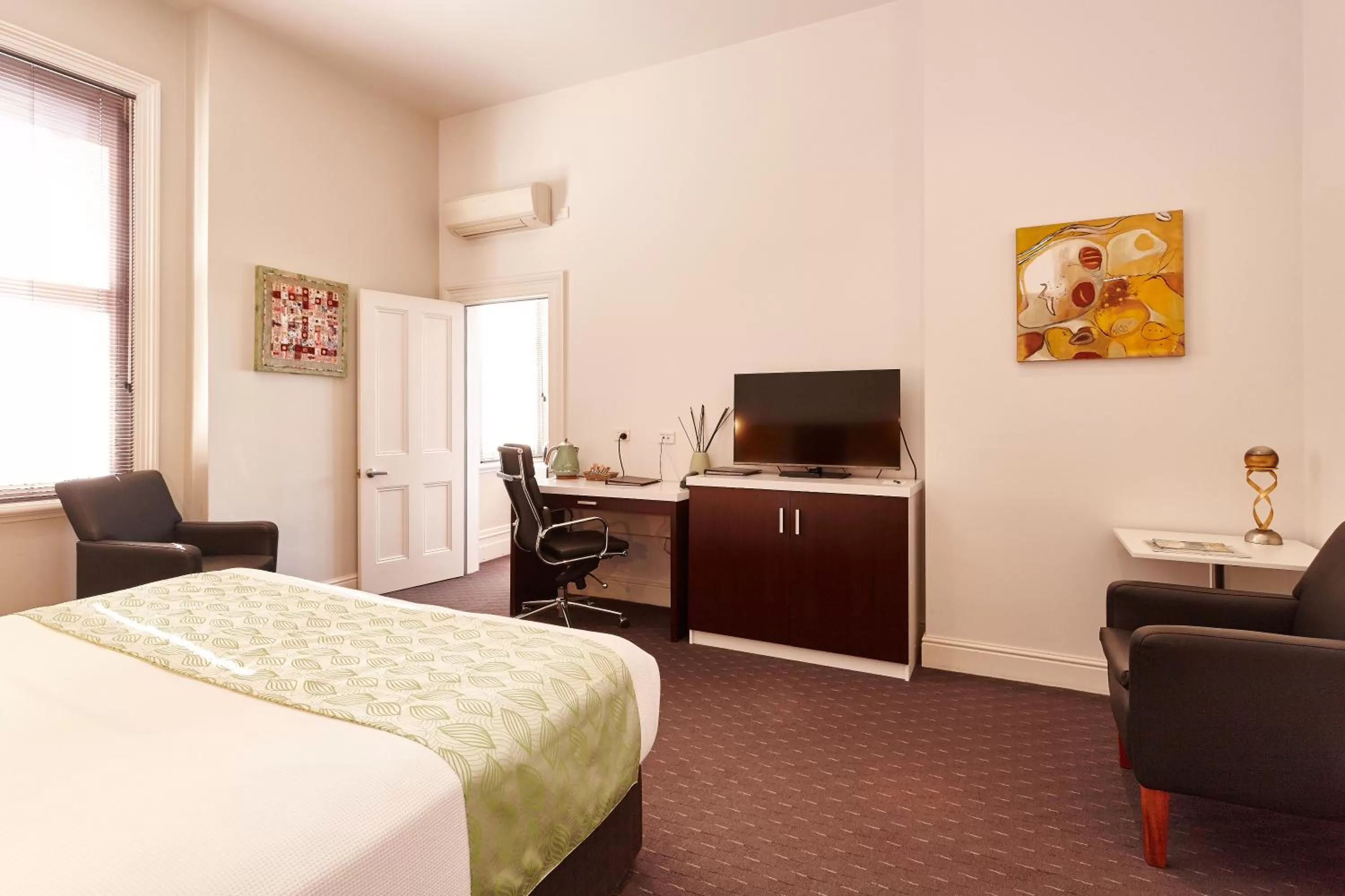 TV and multimedia, Bed in Auldington Hotel