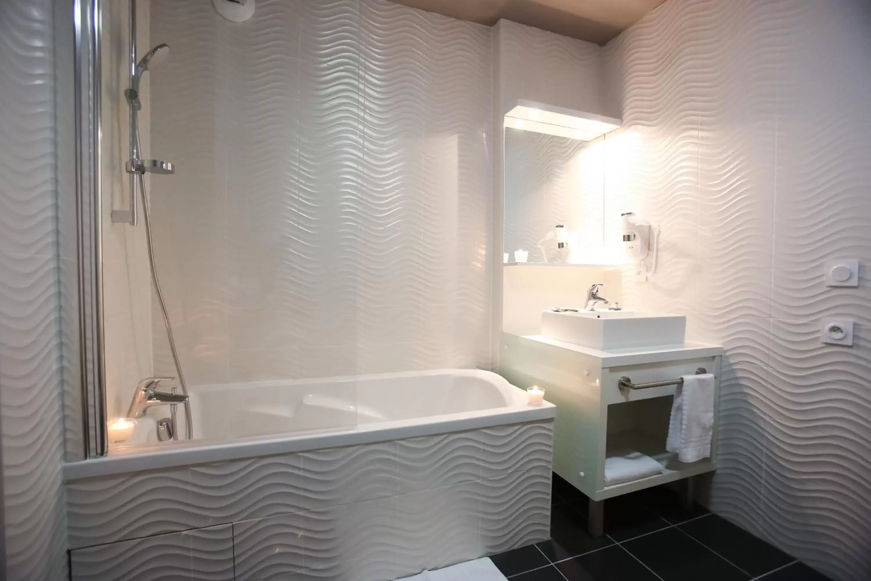 Bathroom in All Suites Appart Hôtel Aéroport Paris Orly – Rungis
