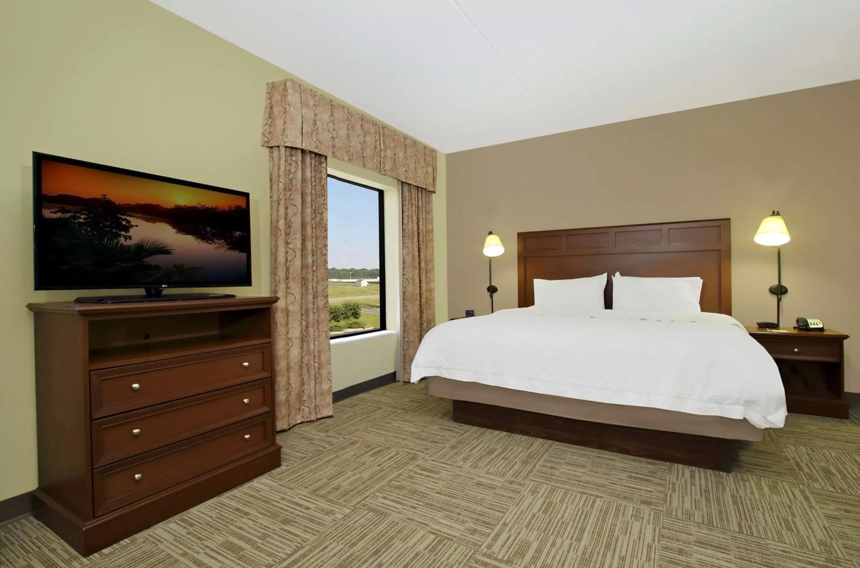 Bed in Hampton Inn & Suites Madisonville