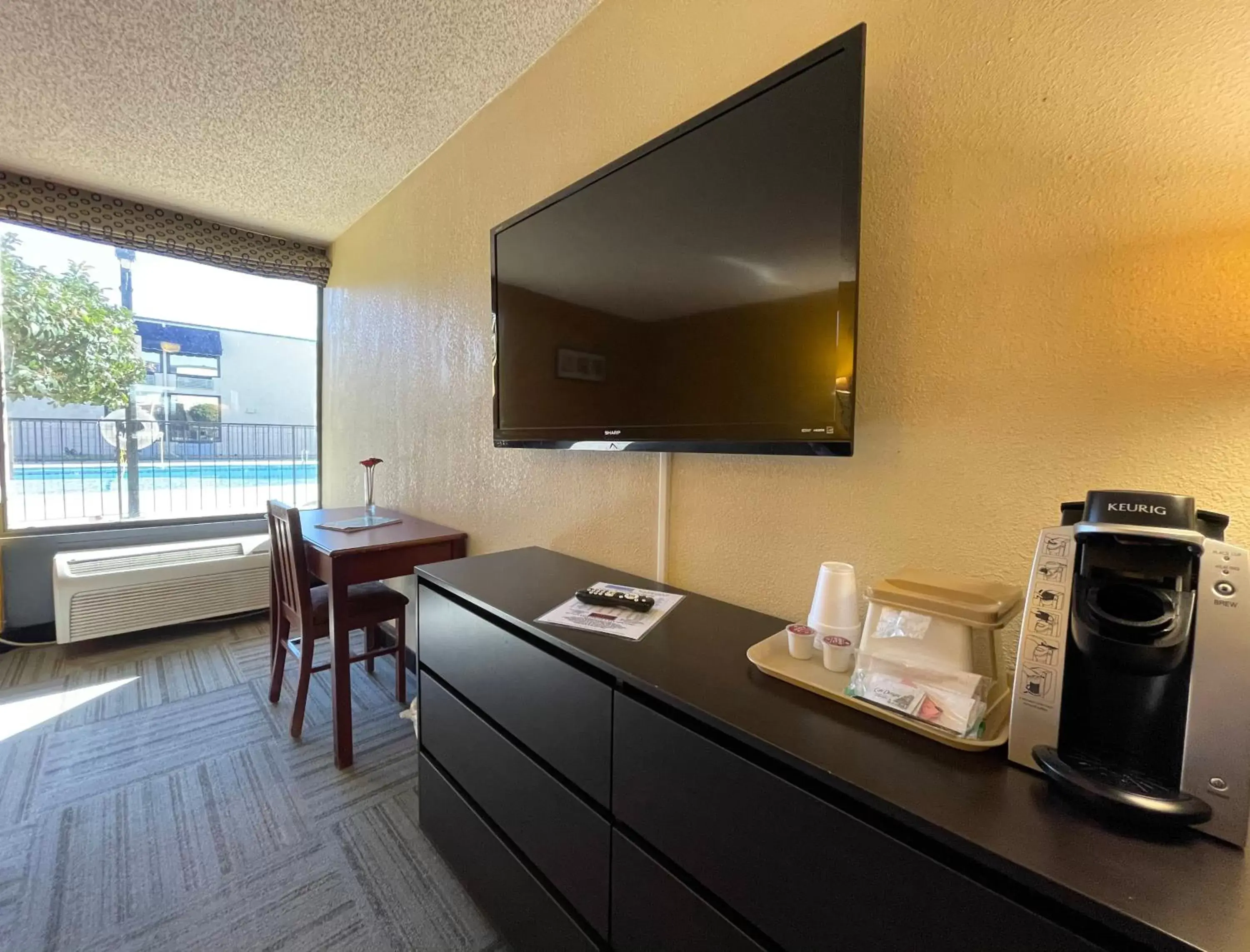 Pool view, TV/Entertainment Center in The Inn and Suites at 34 Fifty