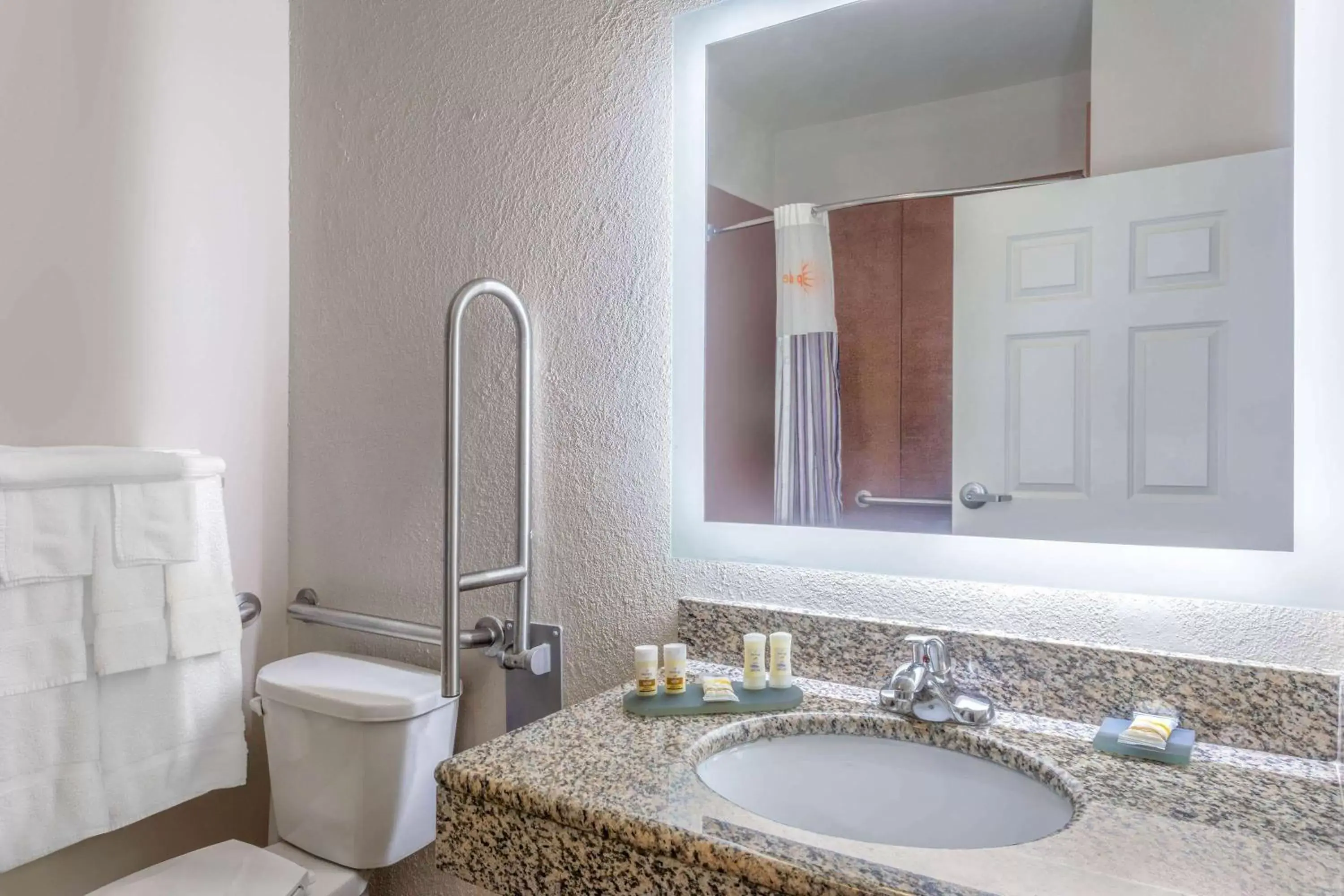 TV and multimedia, Bathroom in La Quinta by Wyndham Stonington-Mystic Area