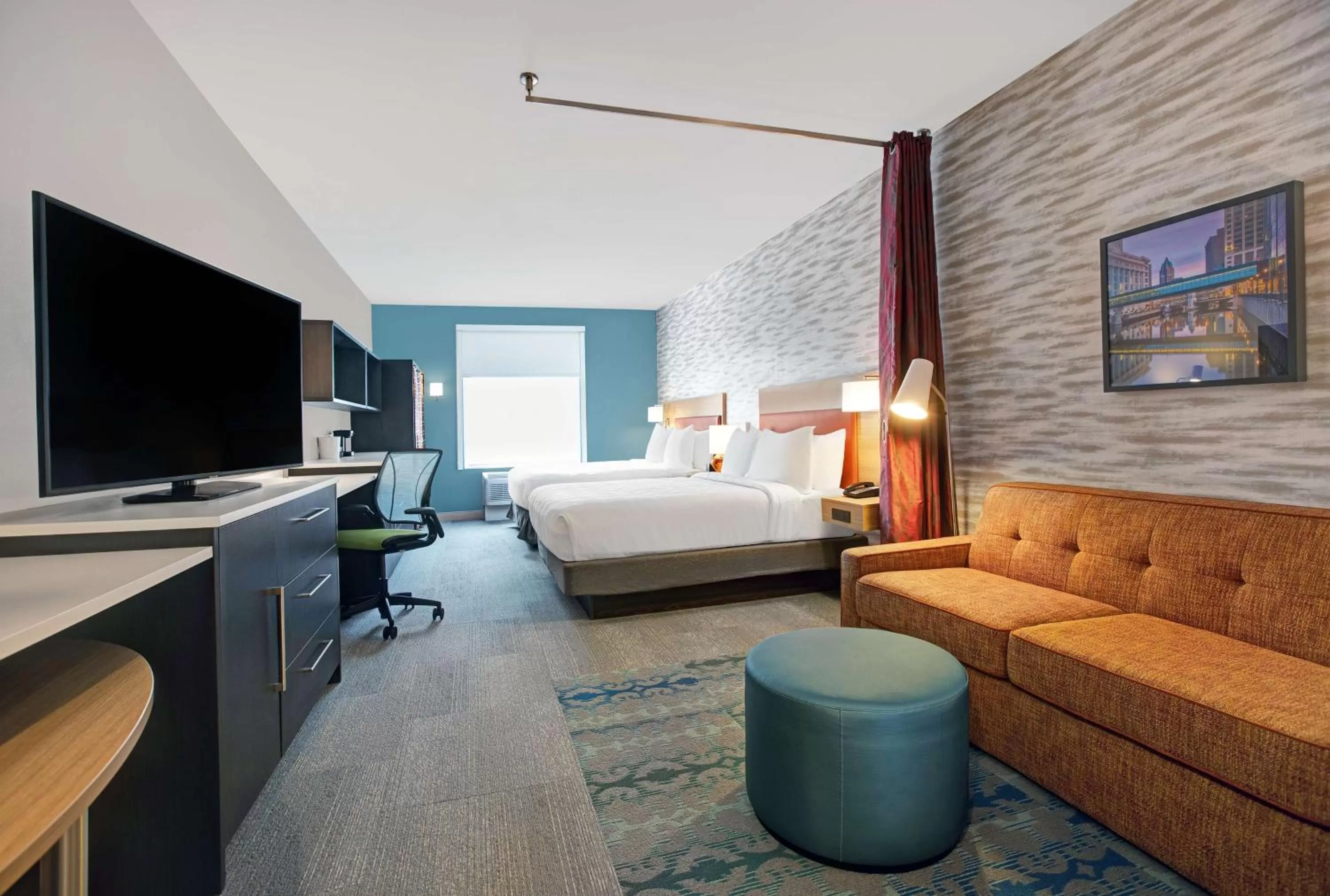 Living room, Bed in Home2 Suites By Hilton Milwaukee Downtown