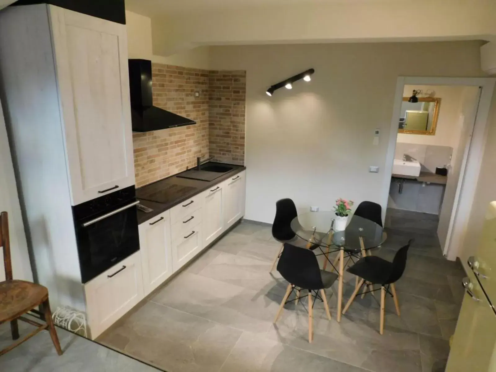 Dining area, Kitchen/Kitchenette in Piumaviola Beds & Apartments