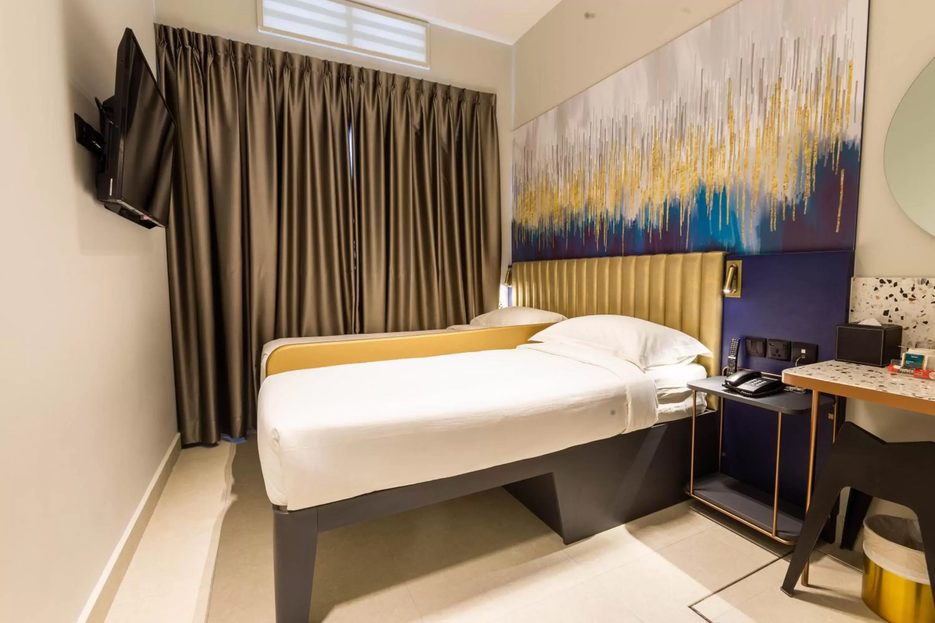 Photo of the whole room, Bed in ibis budget Singapore Gold