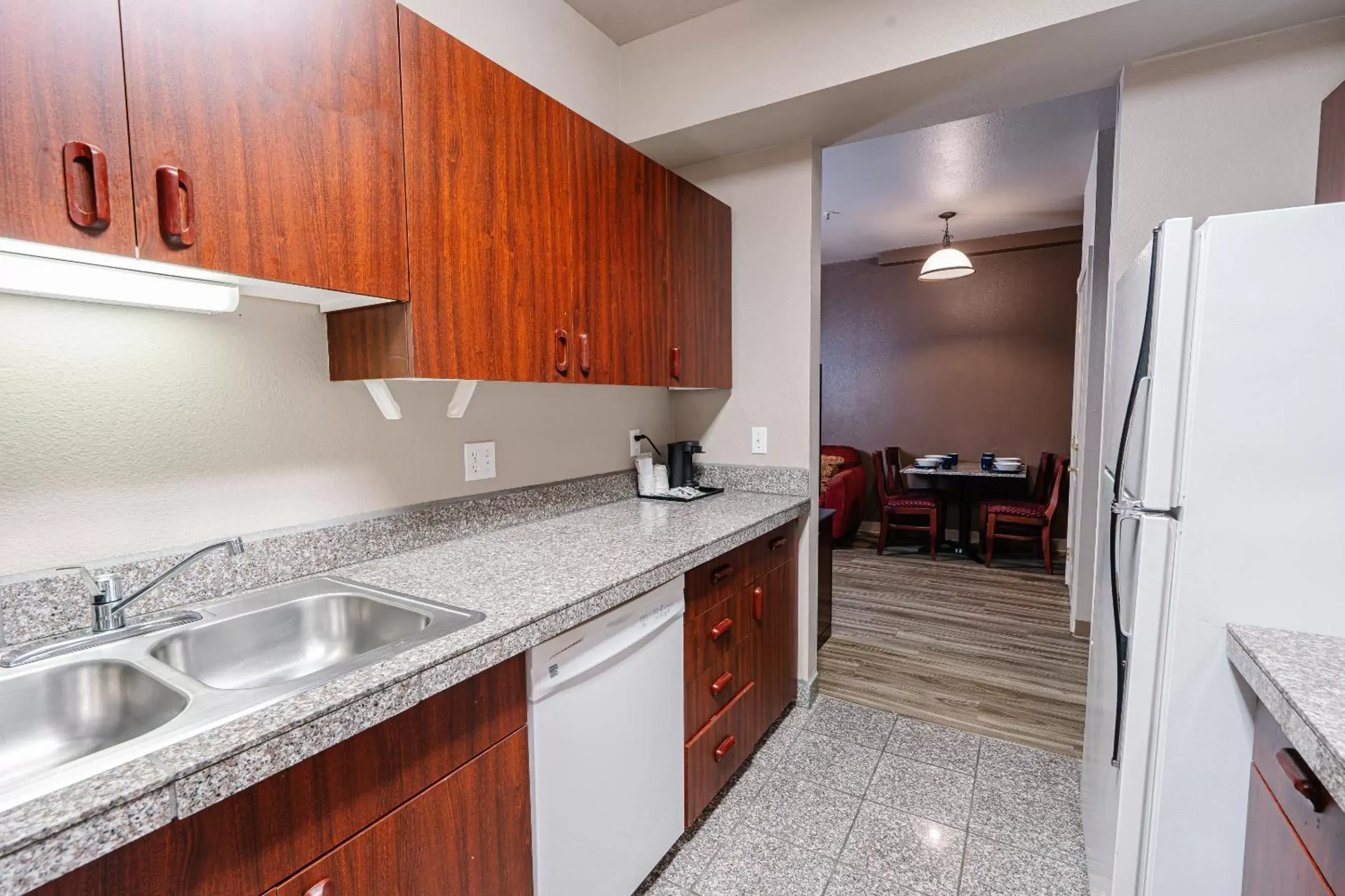 Kitchen/Kitchenette in The Ashley Inn & Suites