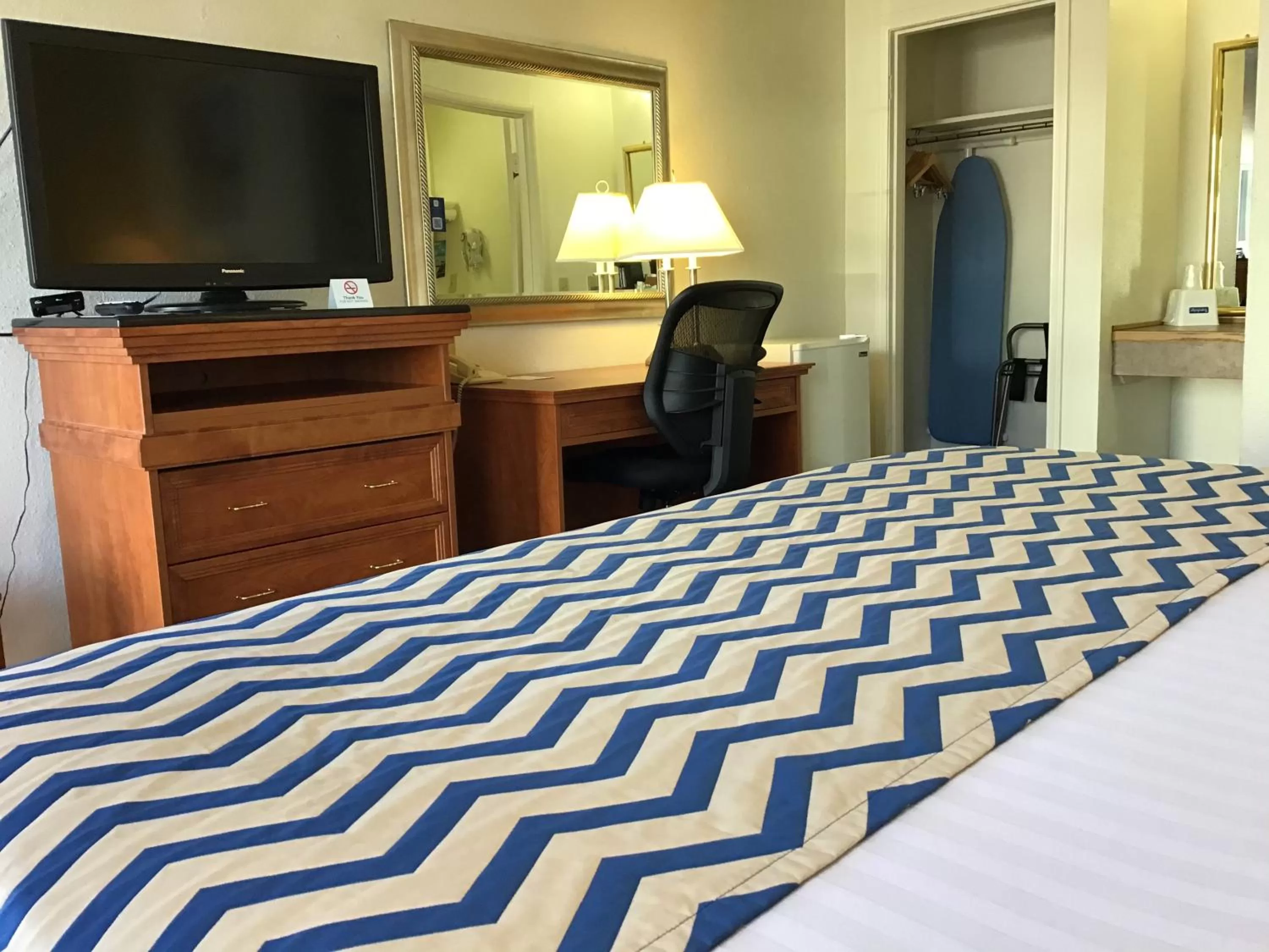 Bed in Travelodge by Wyndham Pendleton OR