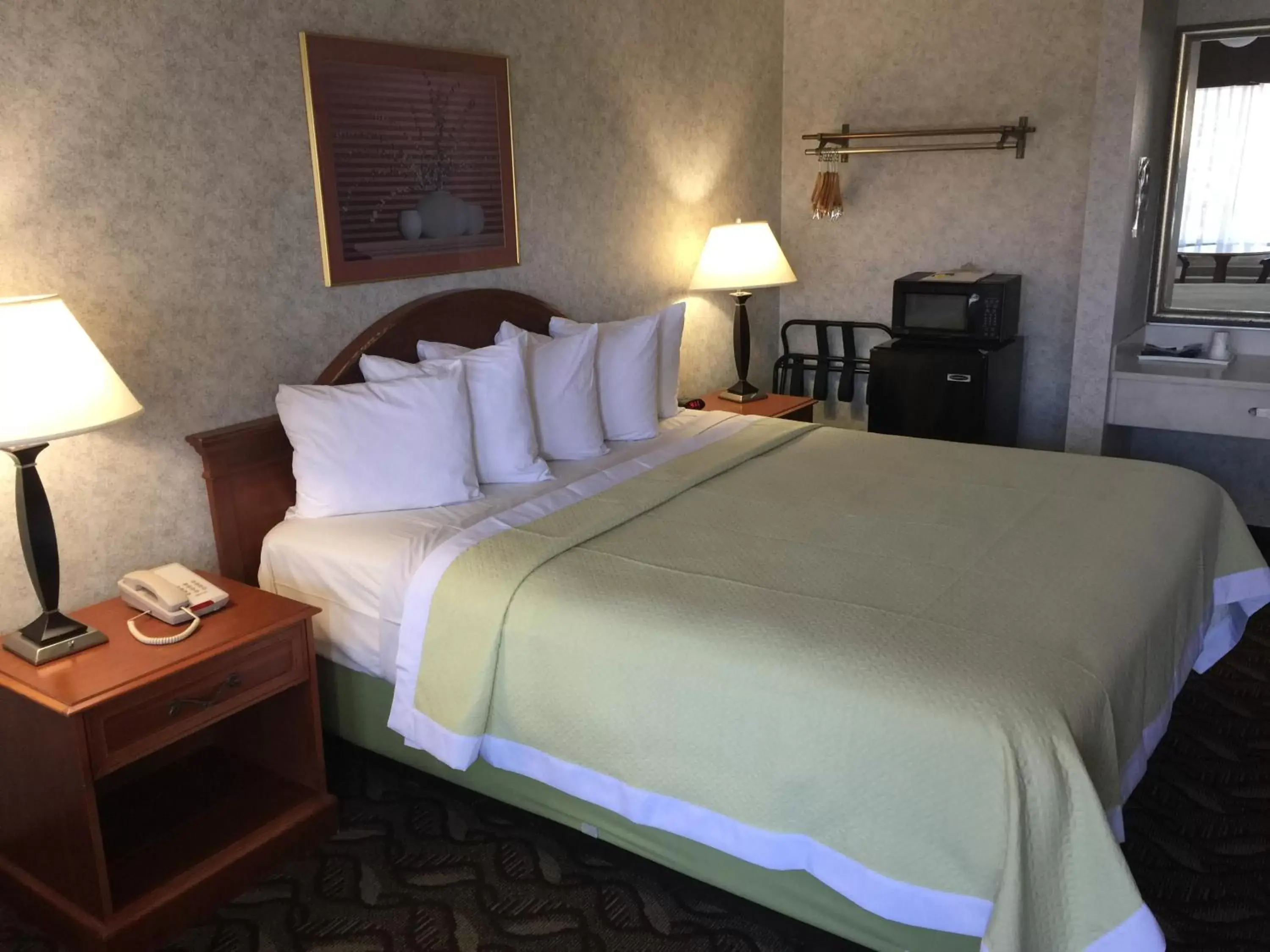 Bed in Days Inn by Wyndham Los Angeles LAX/ Redondo&ManhattanBeach