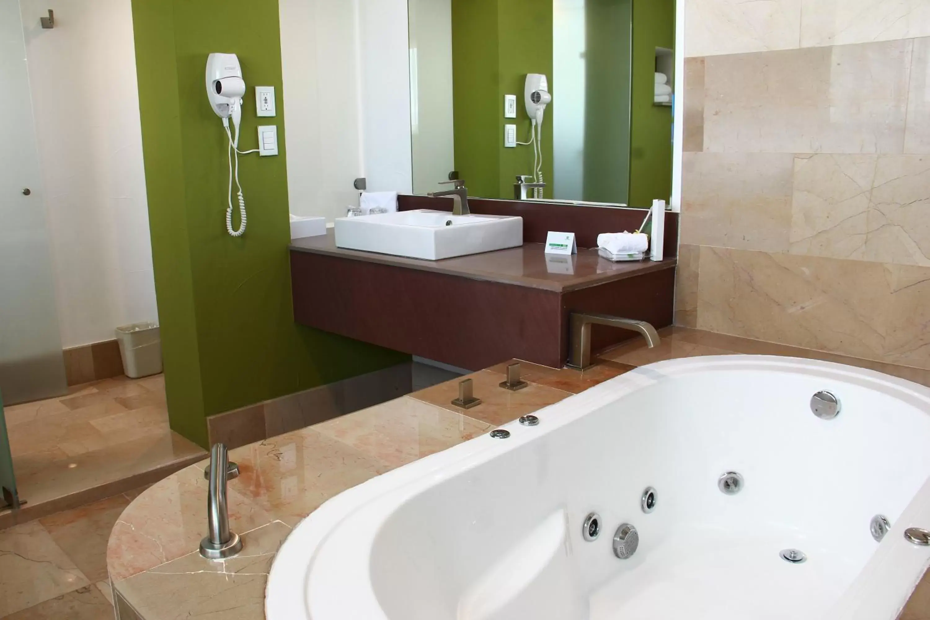 Photo of the whole room, Bathroom in Holiday Inn Queretaro Zona Krystal, an IHG Hotel