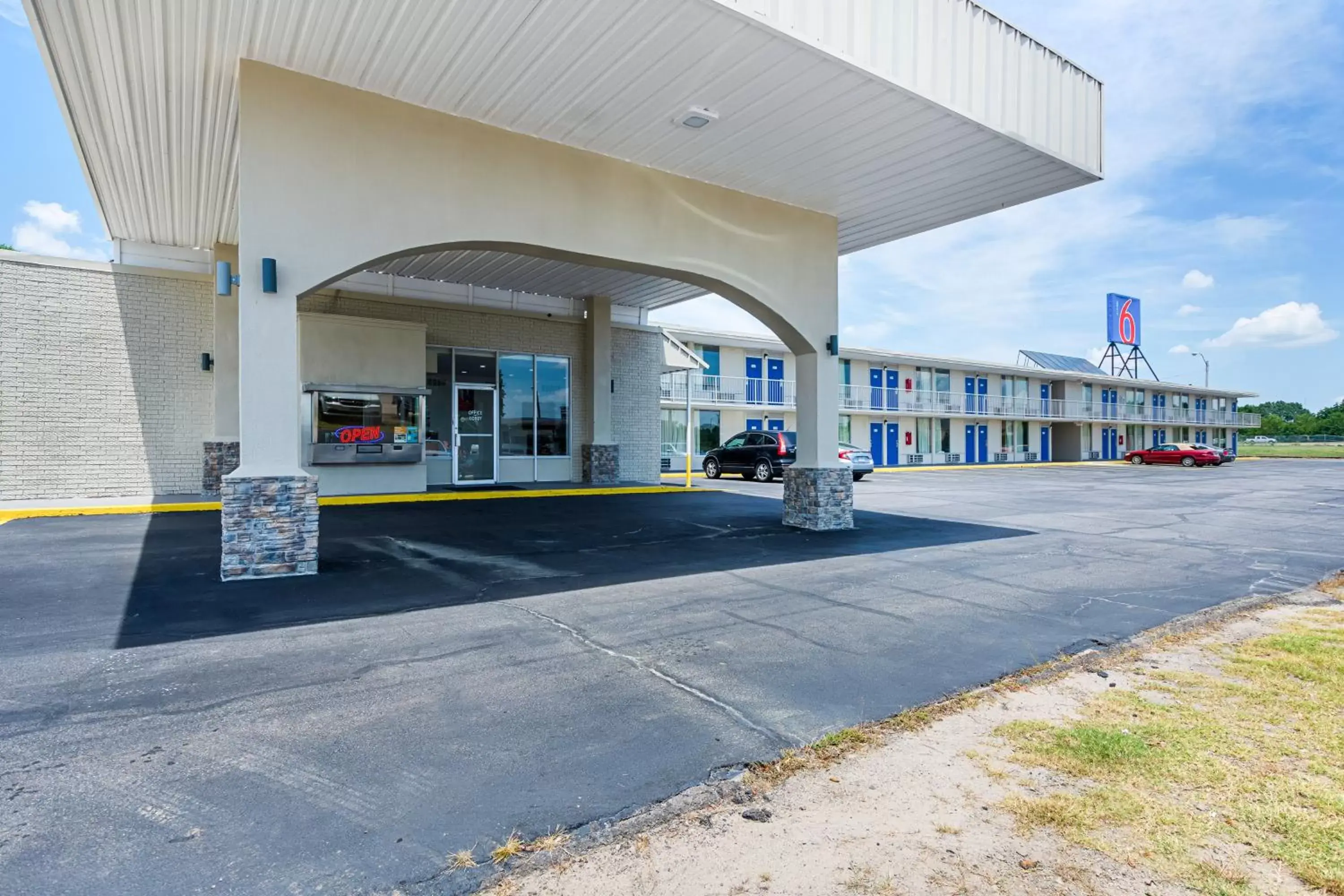 Facade/entrance in Motel 6-Van Buren, AR