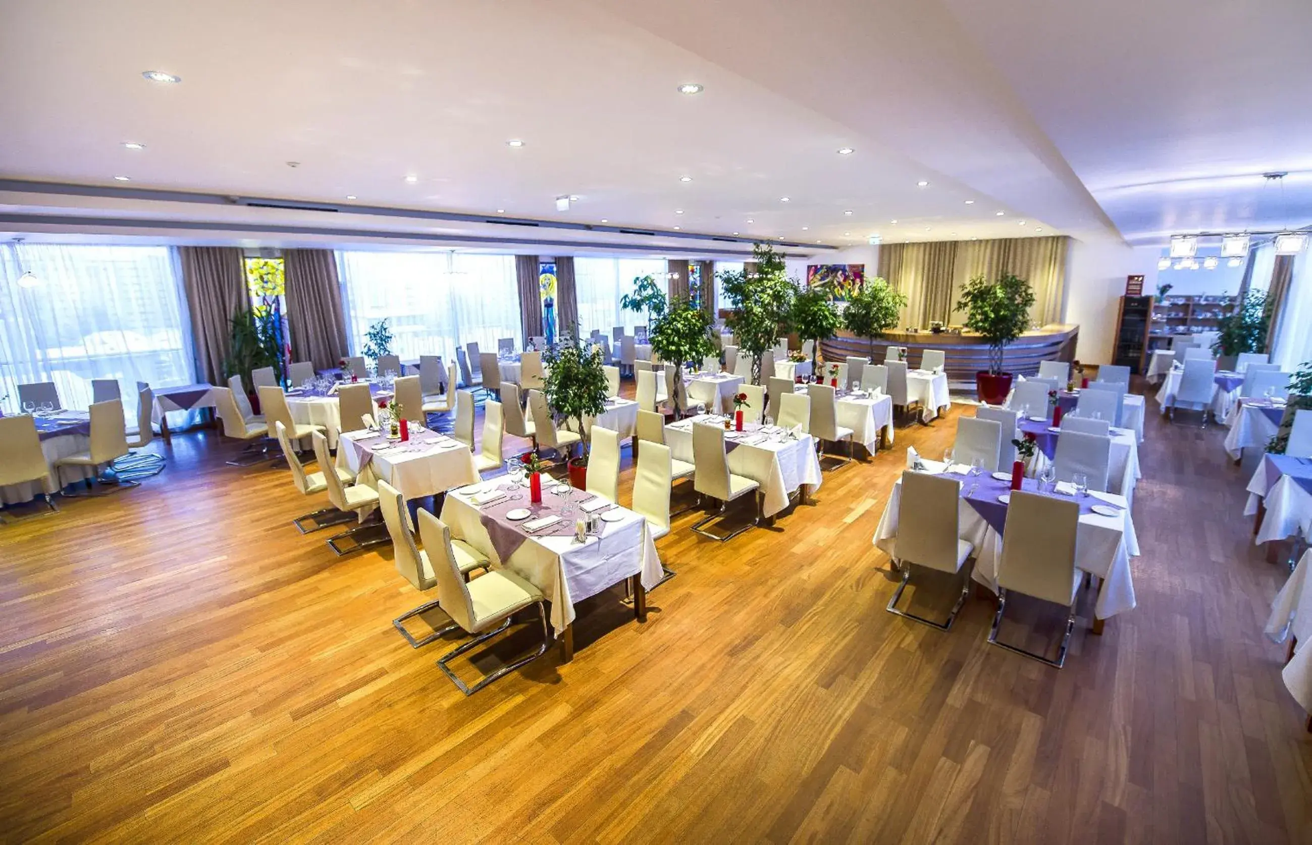 Restaurant/places to eat in Marshal Garden Hotel