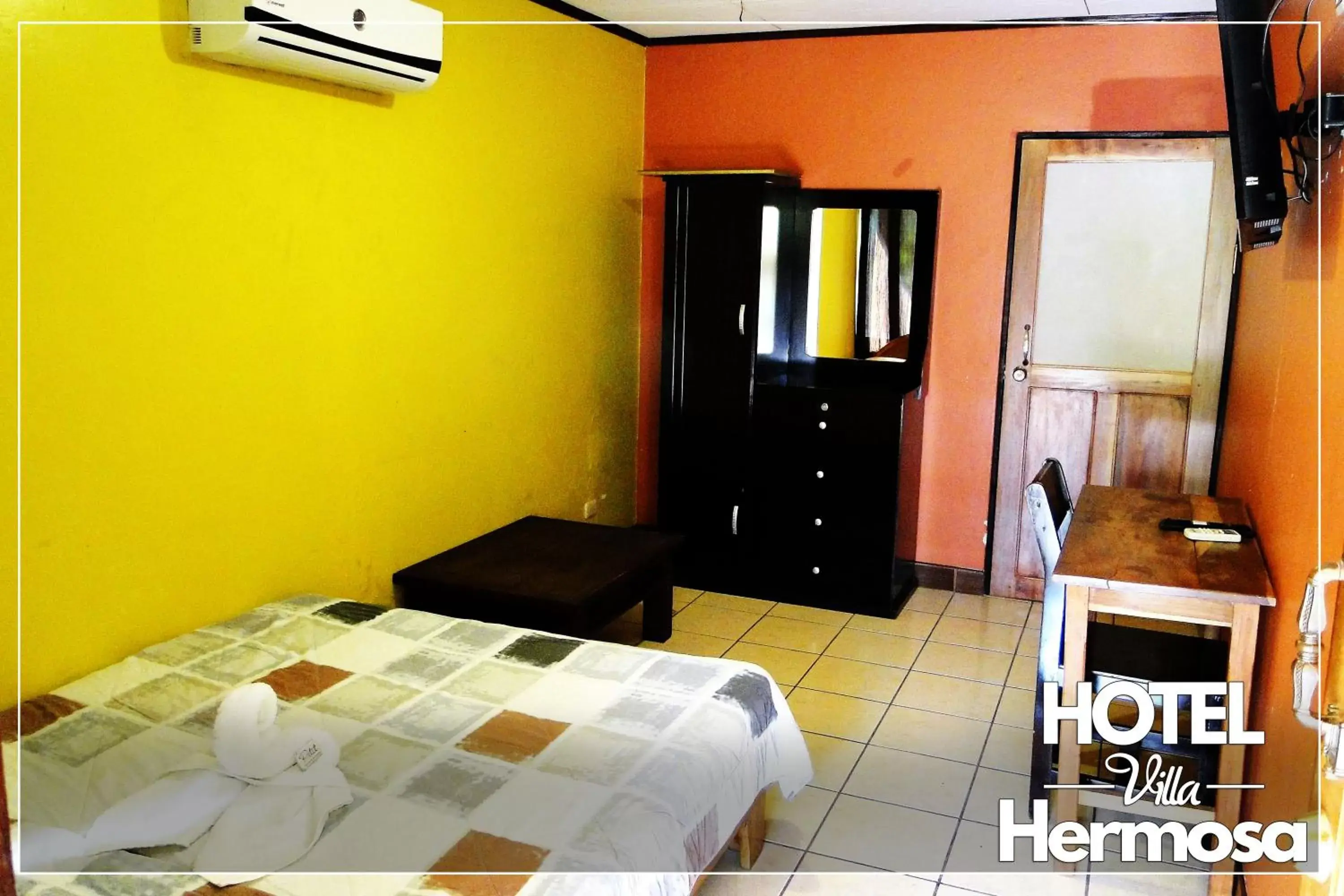 Bed, TV/Entertainment Center in Hotel Villa Hermosa