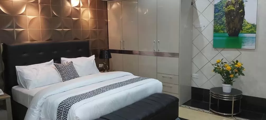 Bed in Lantana Hotel