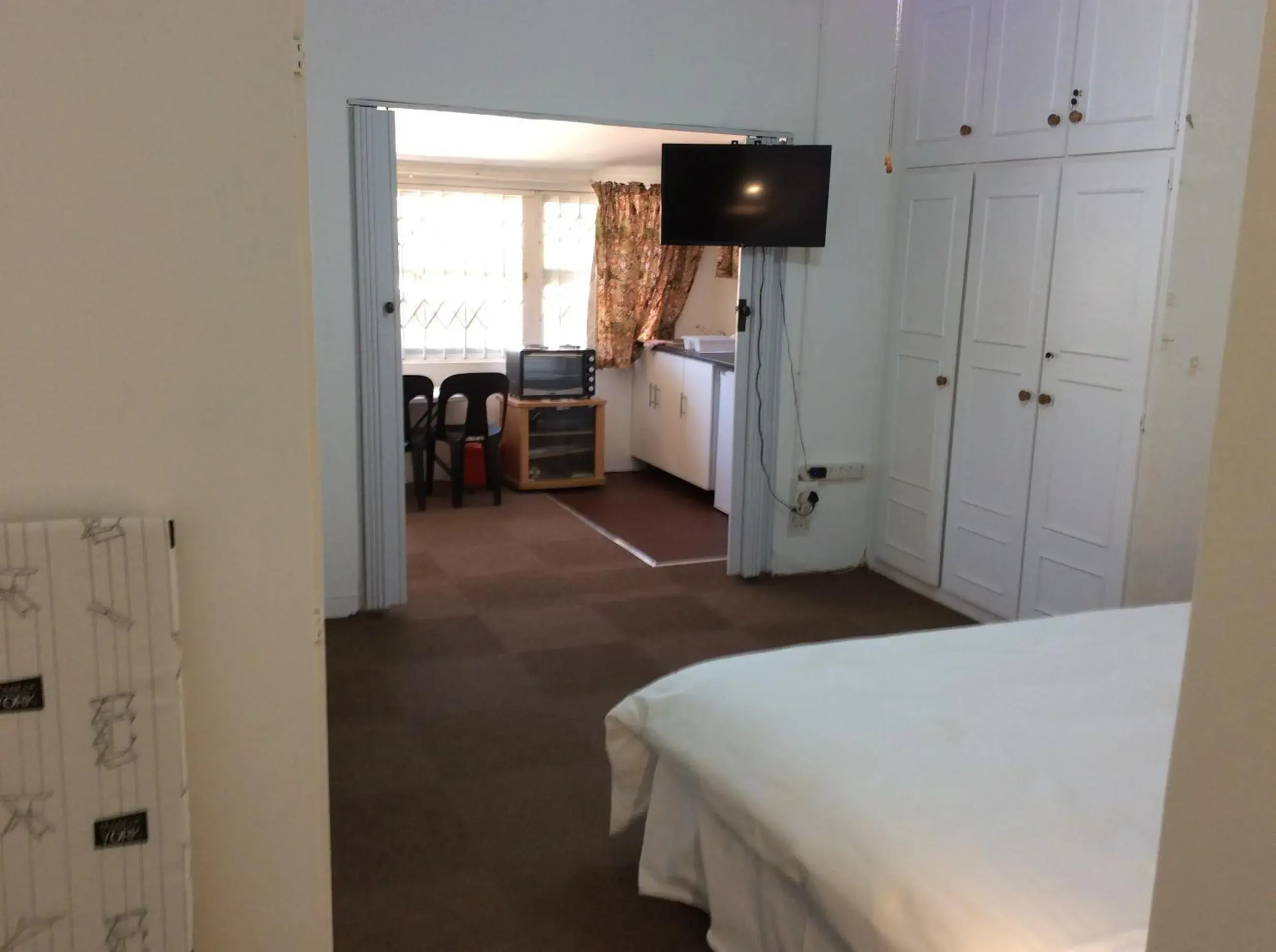 Bed, TV/Entertainment Center in Clinch Self Catering