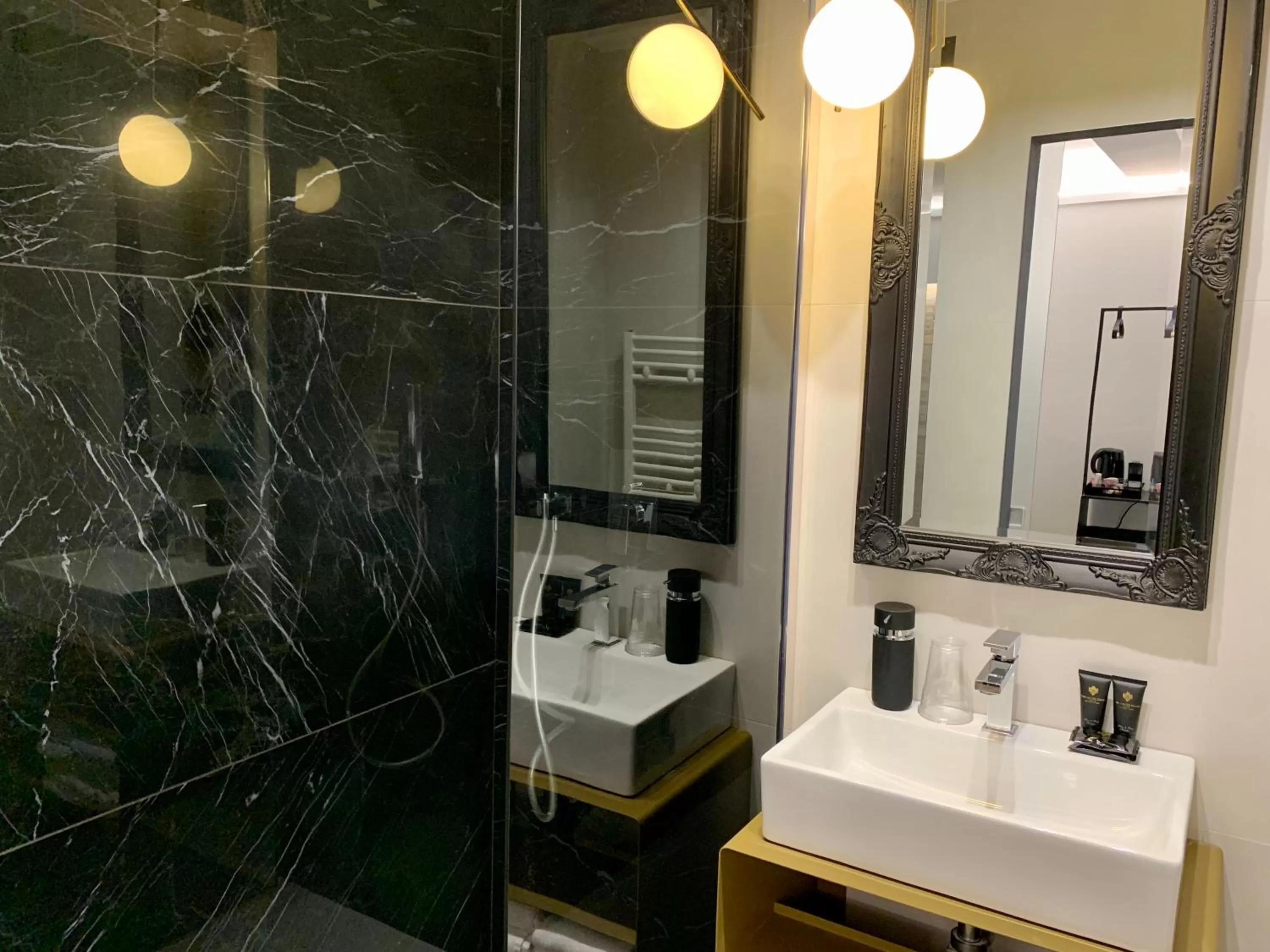 Bathroom in Toledo Boutique Rooms