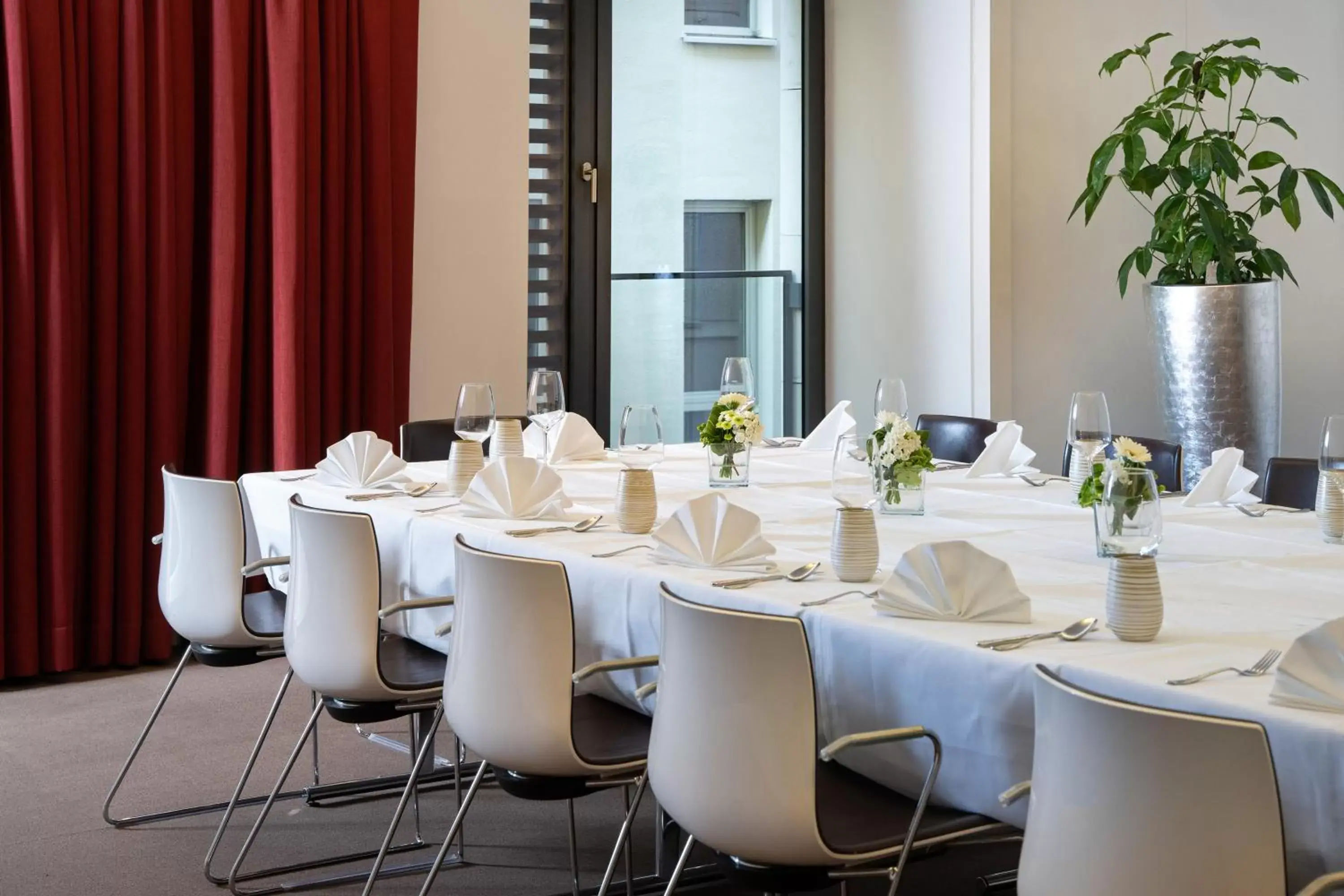 Meeting/conference room, Restaurant/Places to Eat in INNSiDE by Meliá Dresden