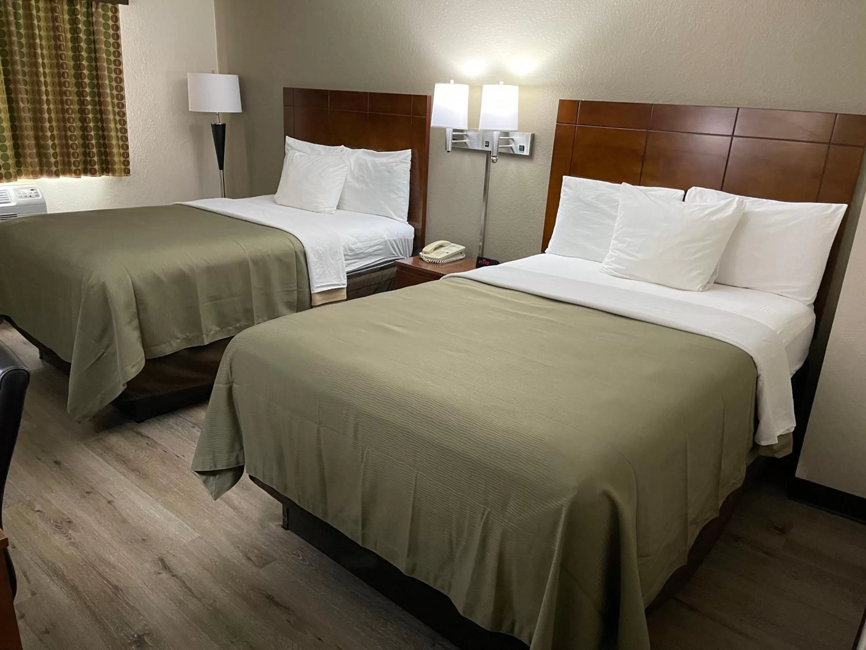 Bedroom, Bed in Econo Lodge Cartersville-Emerson Lake Point