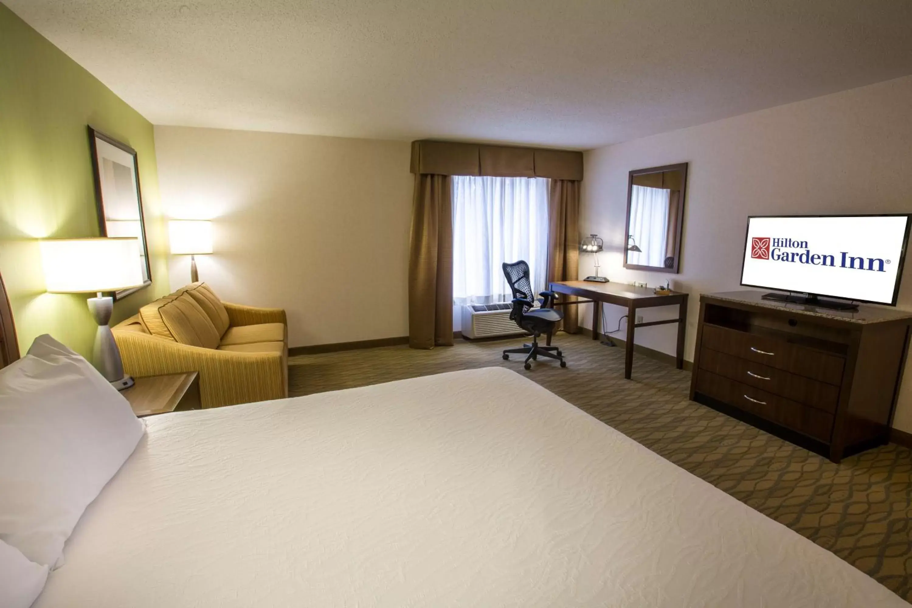 Bedroom, TV/Entertainment Center in Hilton Garden Inn State College