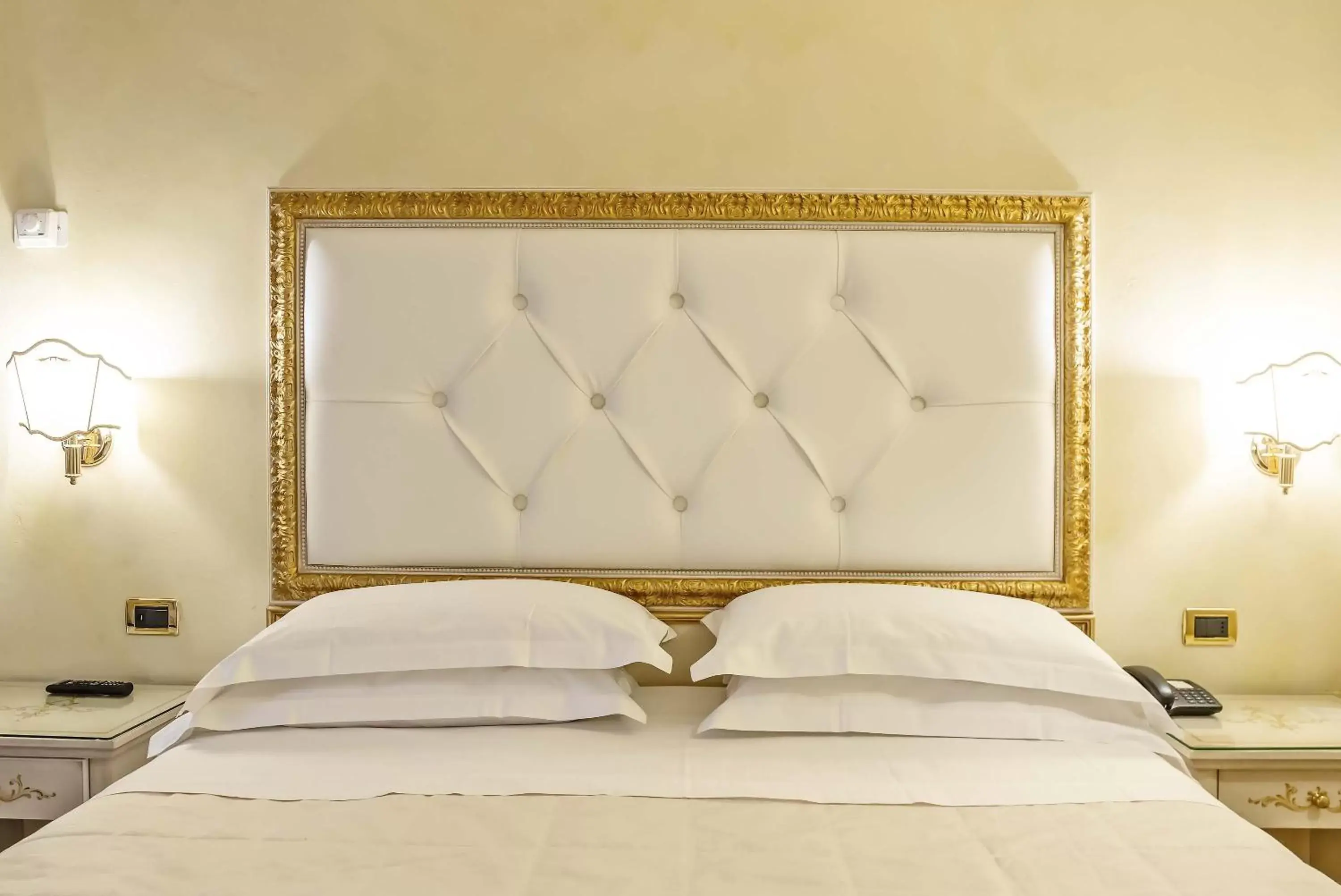 Bed in Hotel Alba Palace