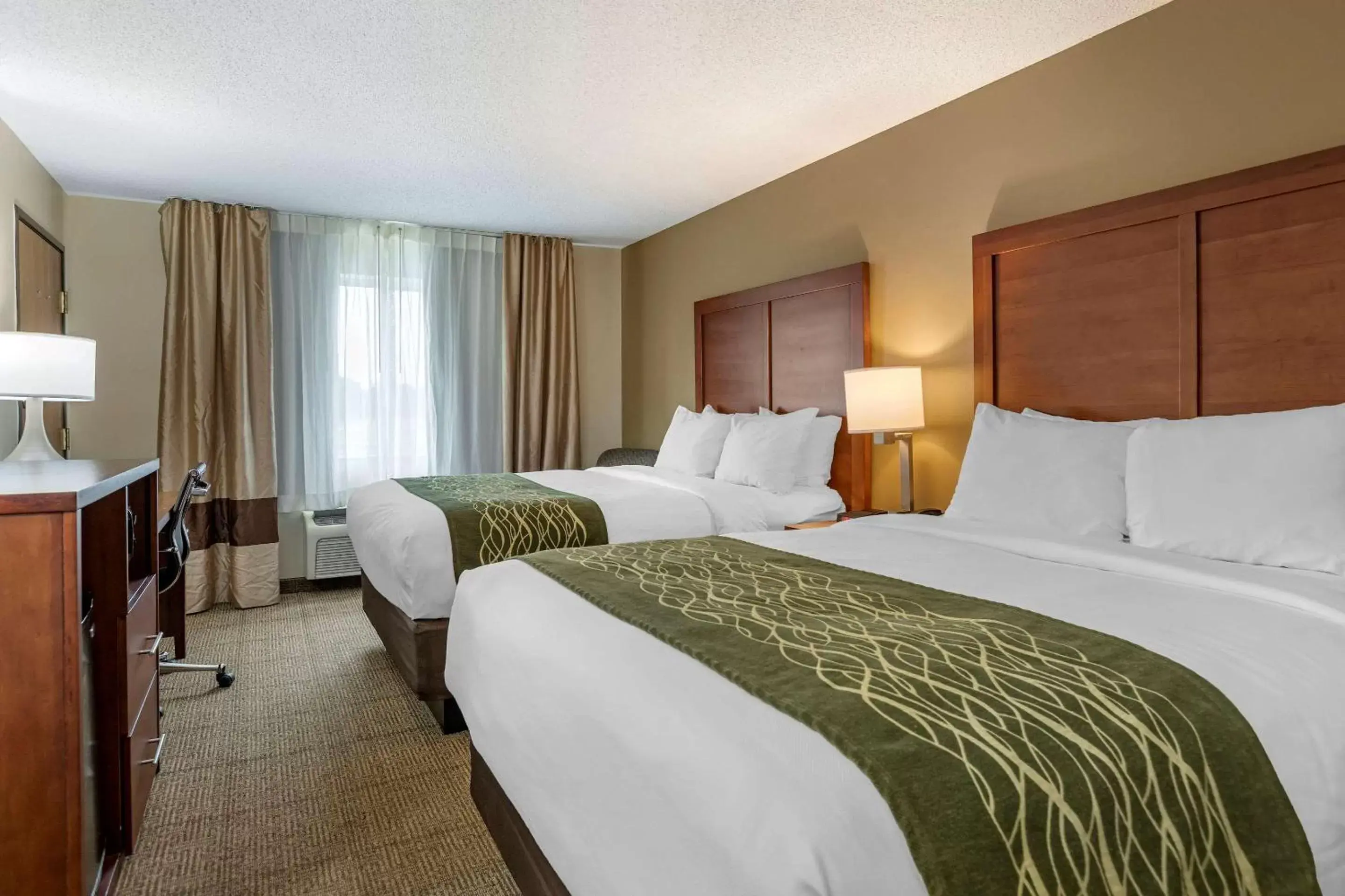 Photo of the whole room, Bed in Comfort Inn & Suites Dimondale