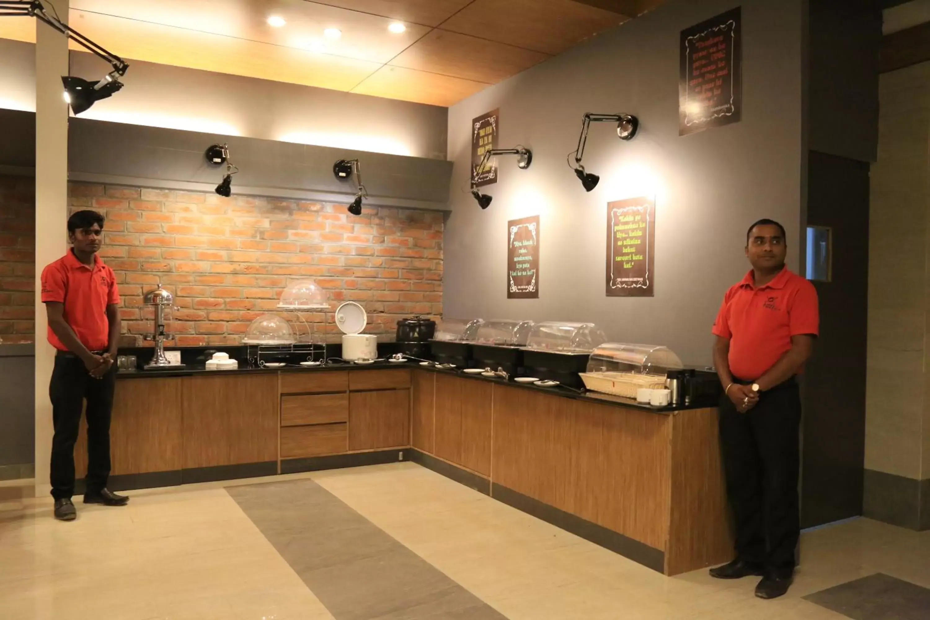 Restaurant/places to eat in Max Hotels Jabalpur