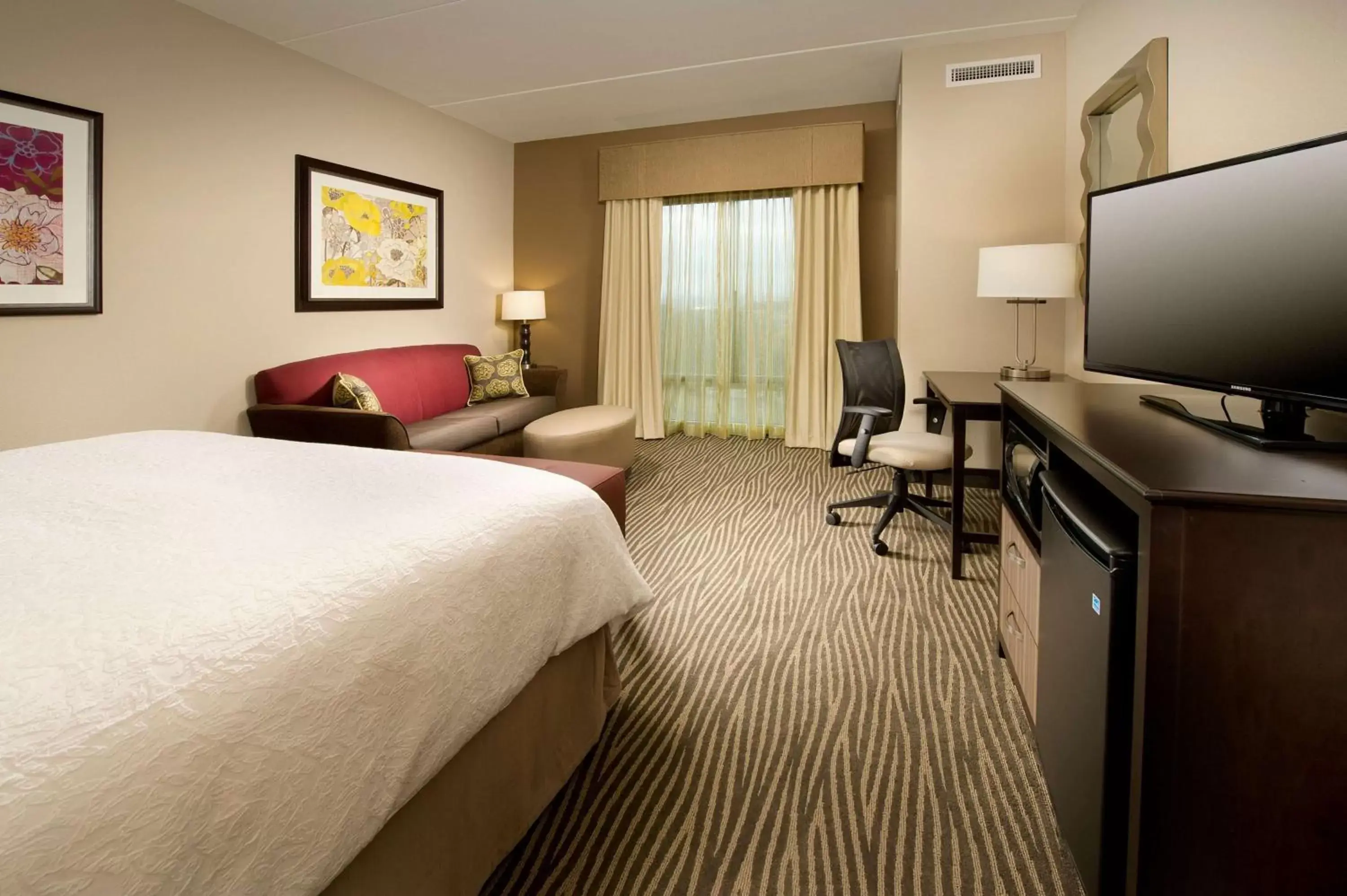 Bedroom, TV/Entertainment Center in Hampton Inn & Suites Chattanooga/Hamilton Place