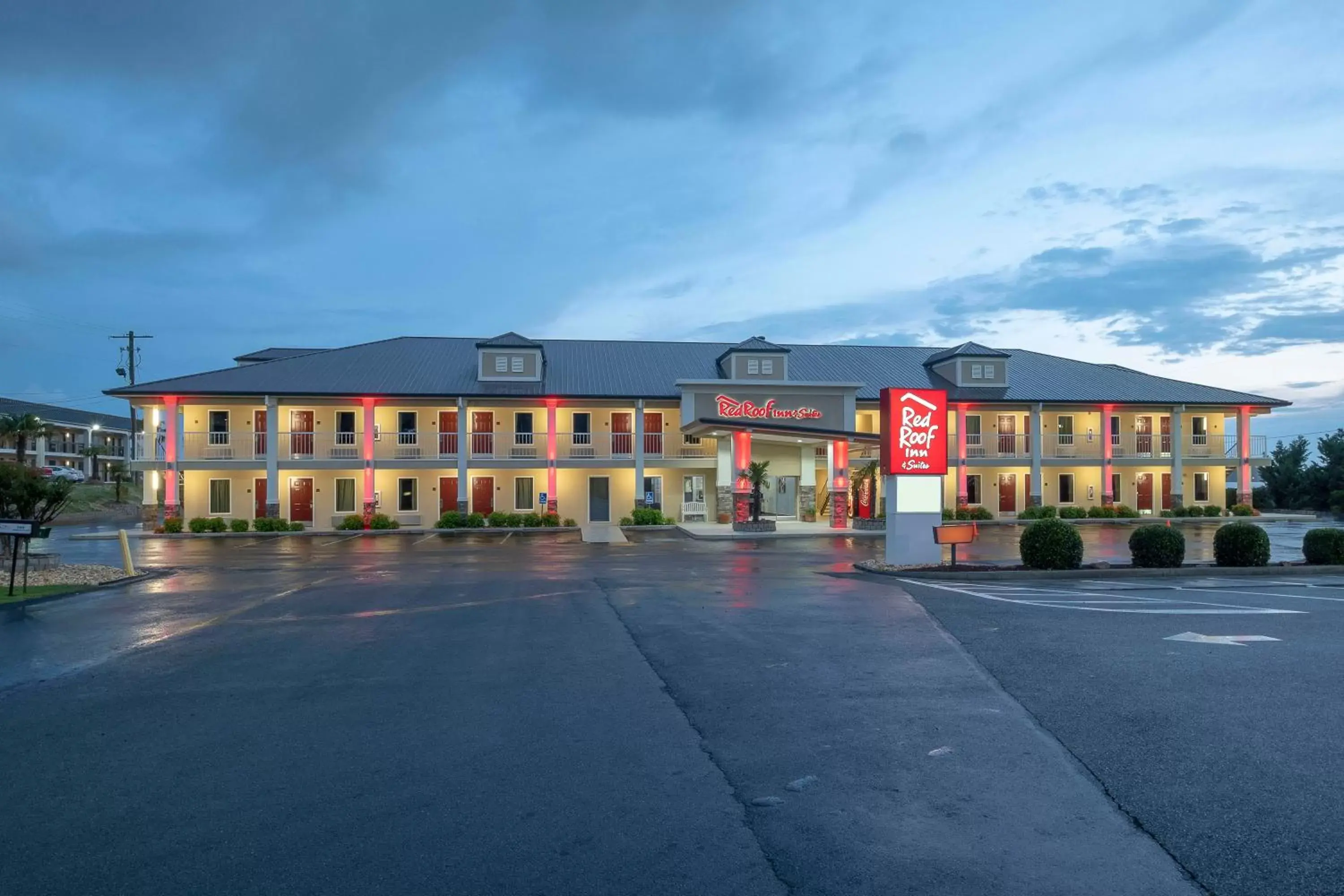 Facade/entrance, Property Building in Red Roof Inn & Suites Calhoun