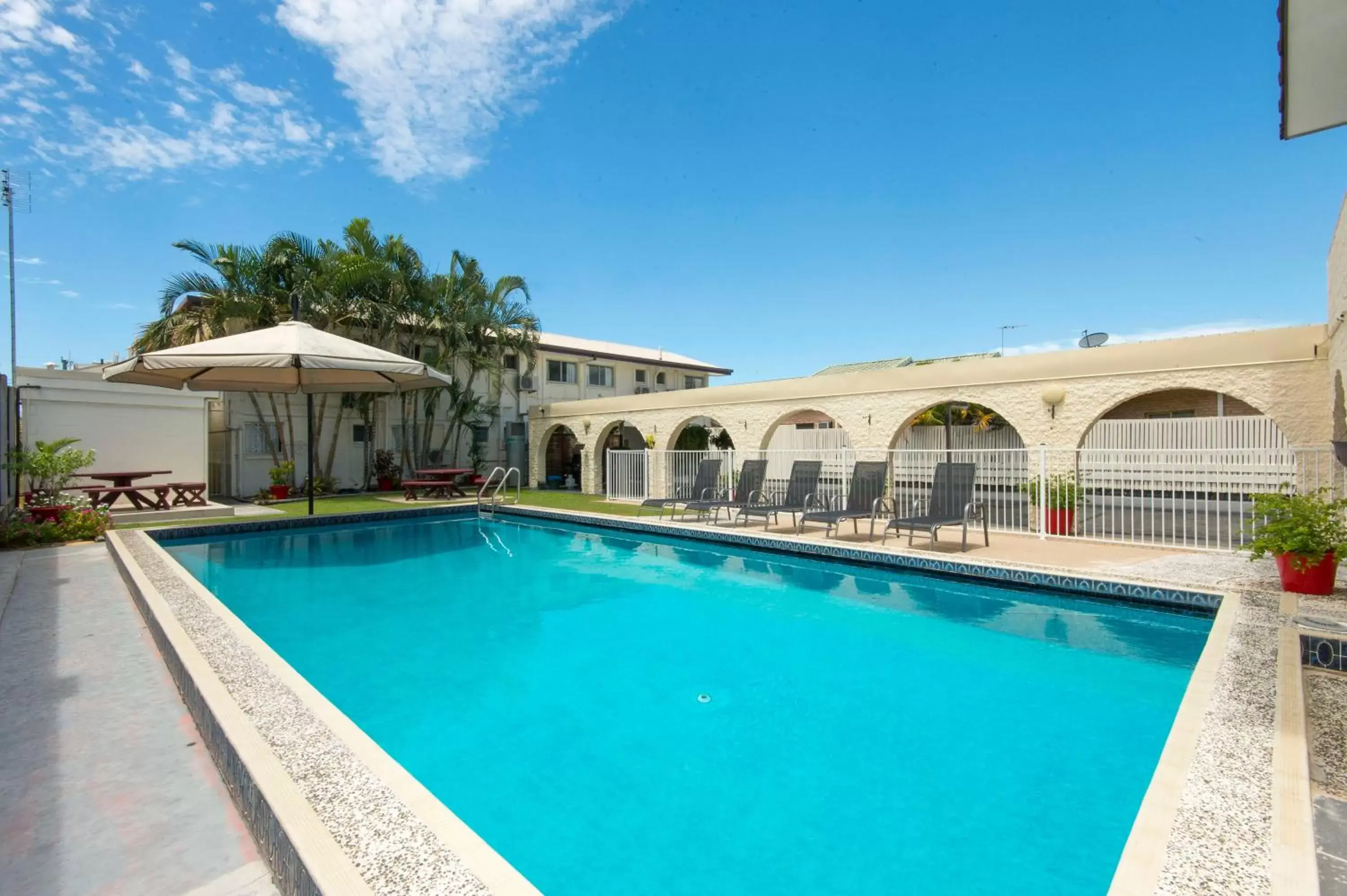 Swimming pool, Property Building in Coral Sands Motel