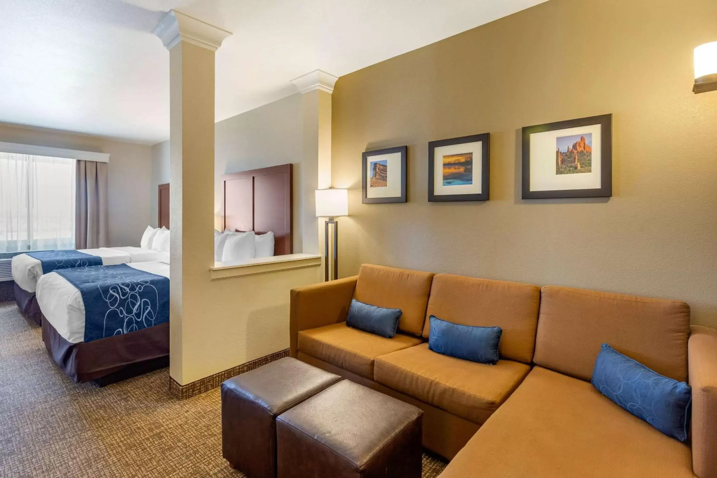 Photo of the whole room, Seating Area in Comfort Suites Near Denver Downtown