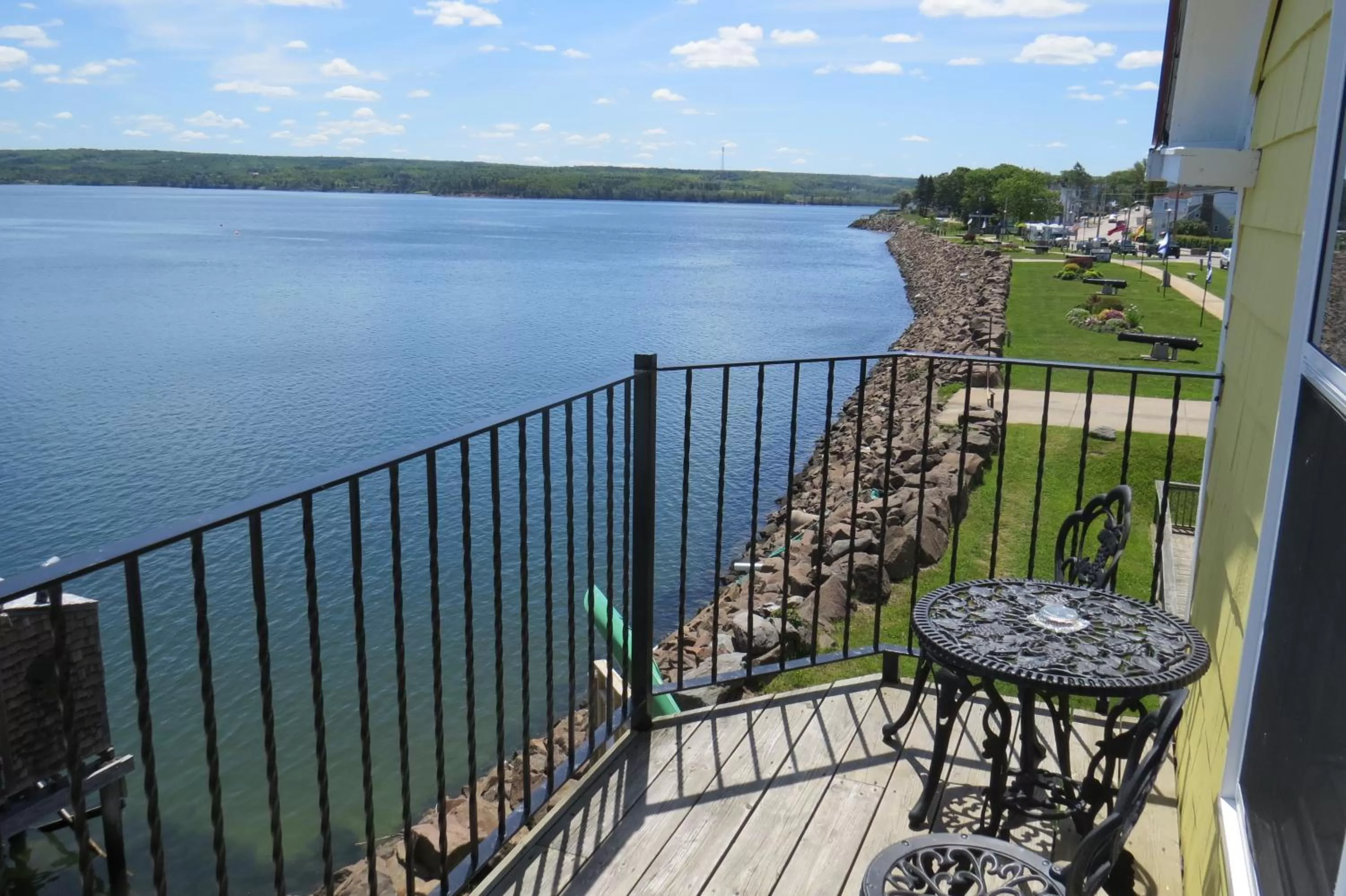 Bathroom, Balcony/Terrace in Dockside Suites