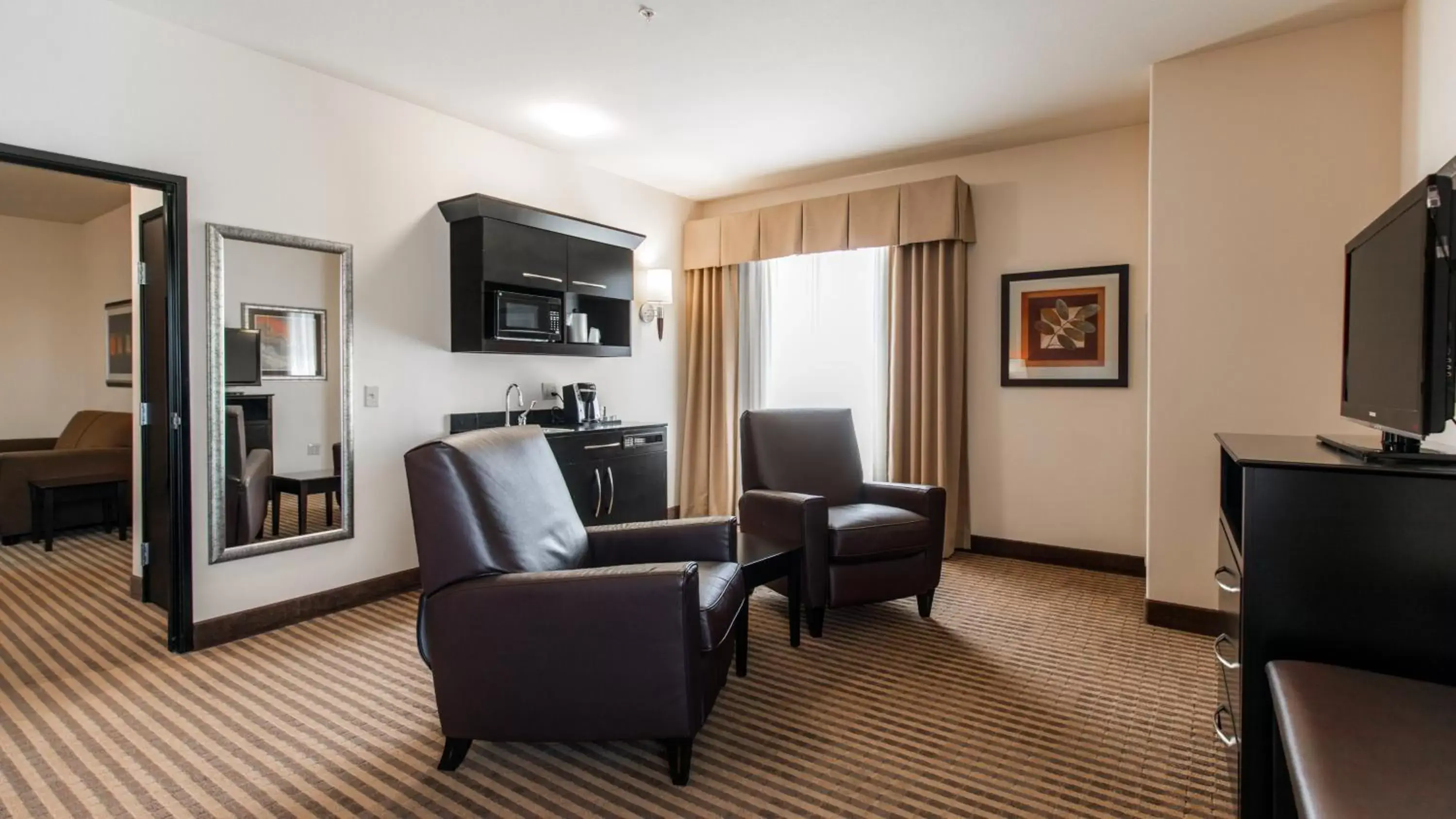 Photo of the whole room, Seating Area in Holiday Inn Express Hotel & Suites Oklahoma City Northwest, an IHG Hotel