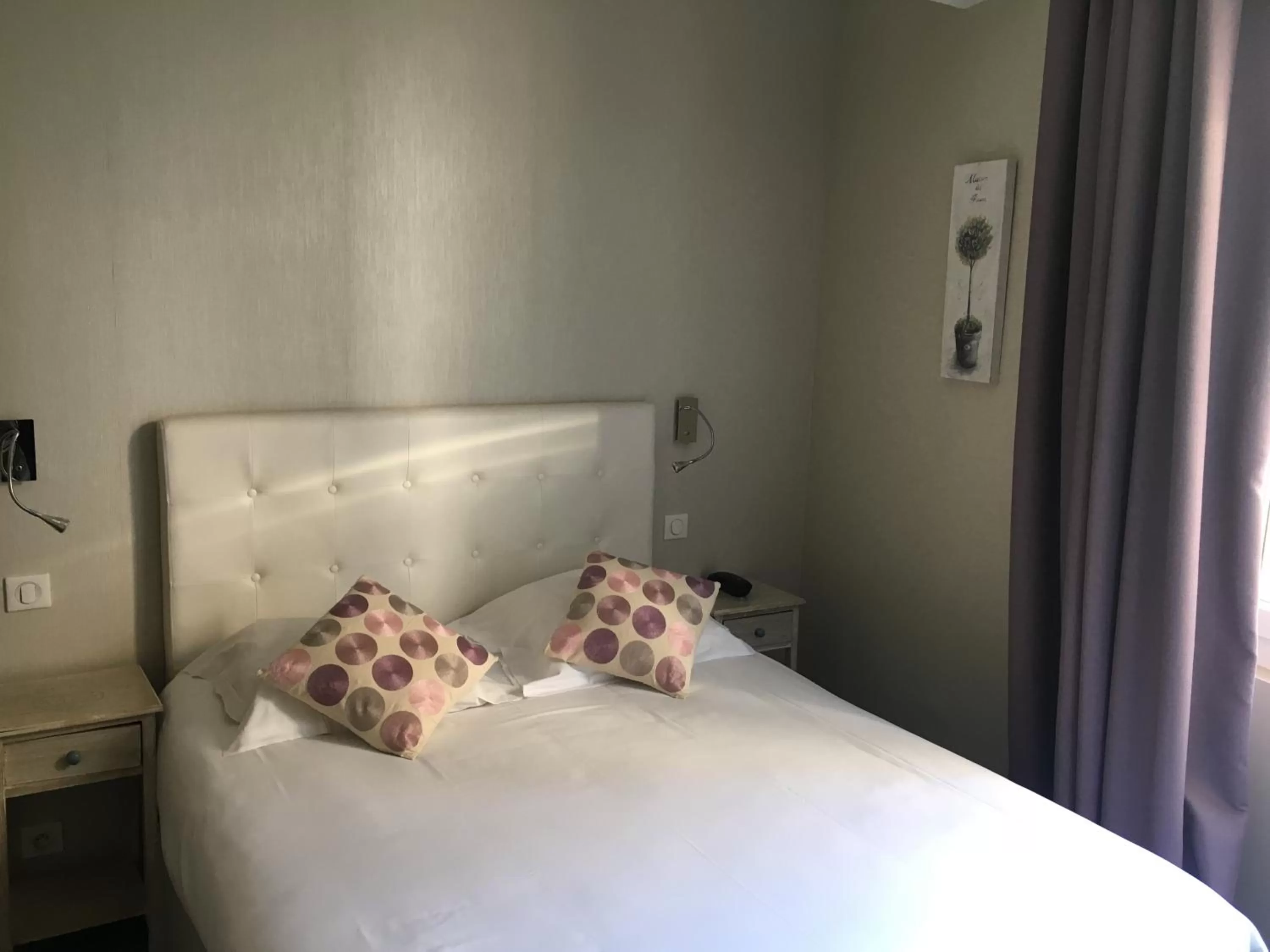 Photo of the whole room, Bed in Hôtel Central