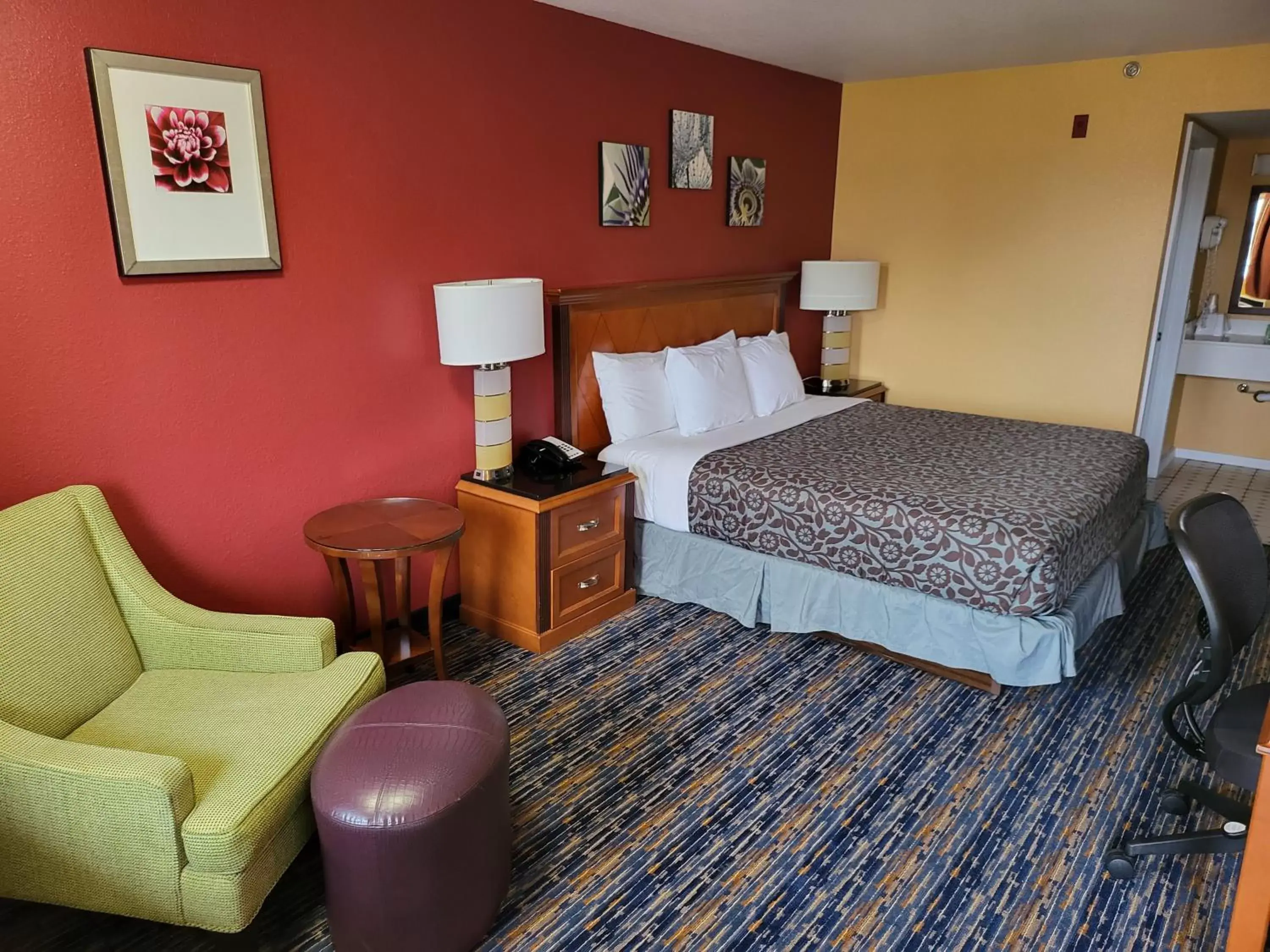 Bed in Olympic Inn & Suites Port Angeles