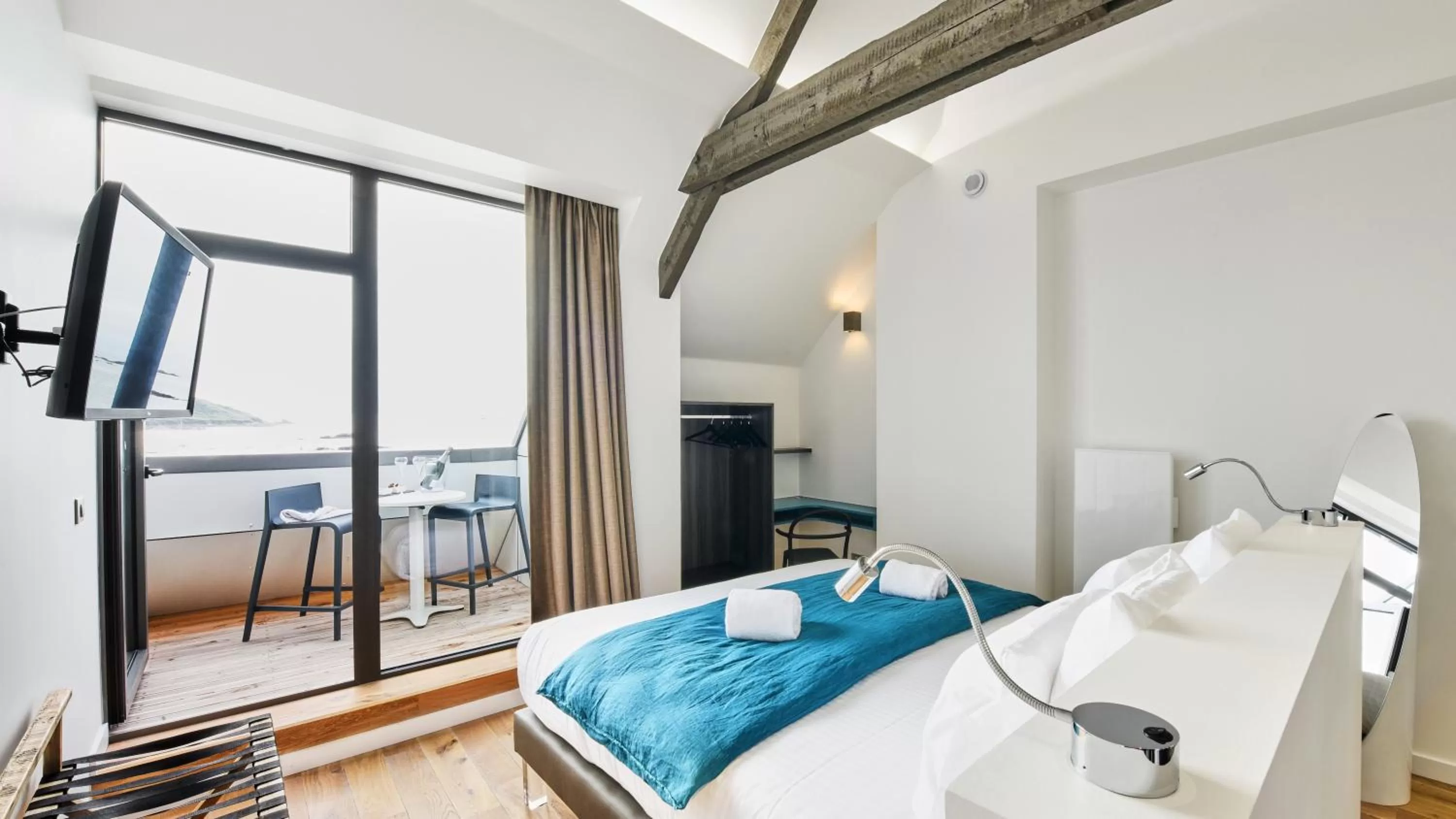 Patio, Bed in Pavillon de la plage