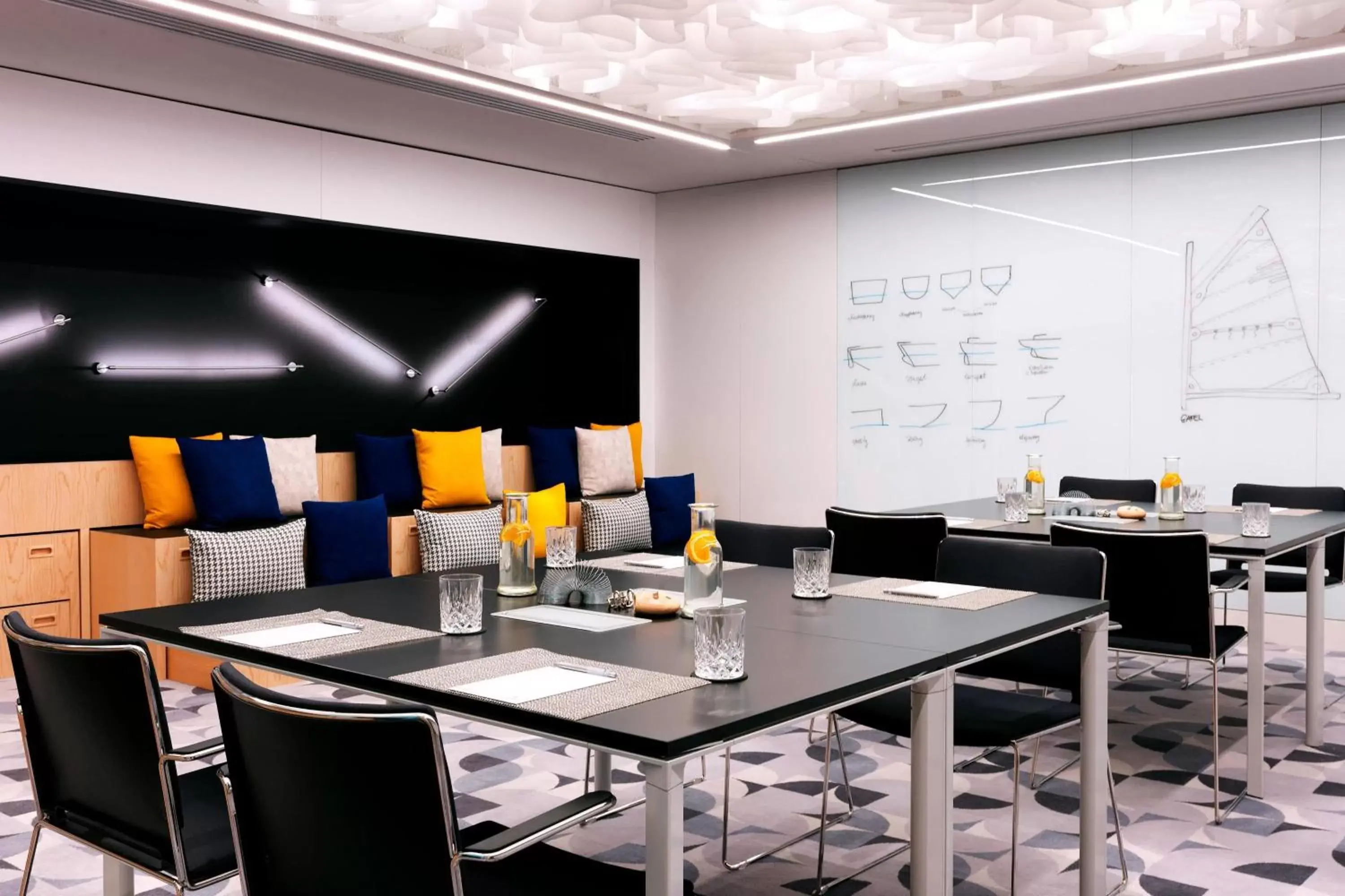 Meeting/conference room, Restaurant/Places to Eat in Renaissance Warsaw Airport Hotel