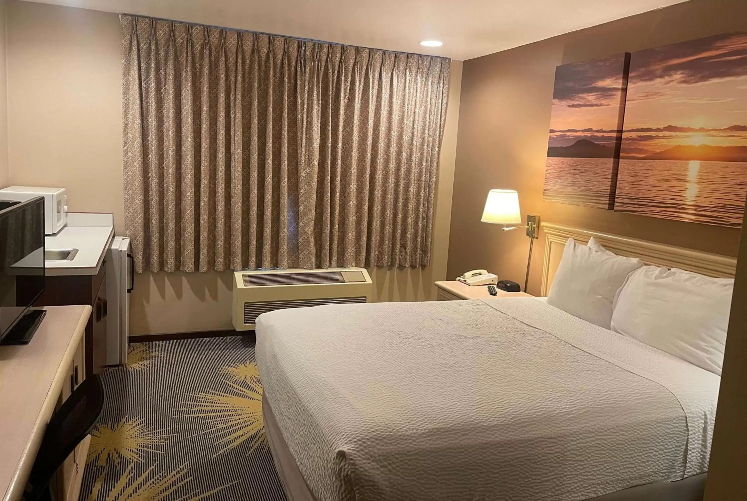 Photo of the whole room, Bed in Days Inn by Wyndham Seatac Airport