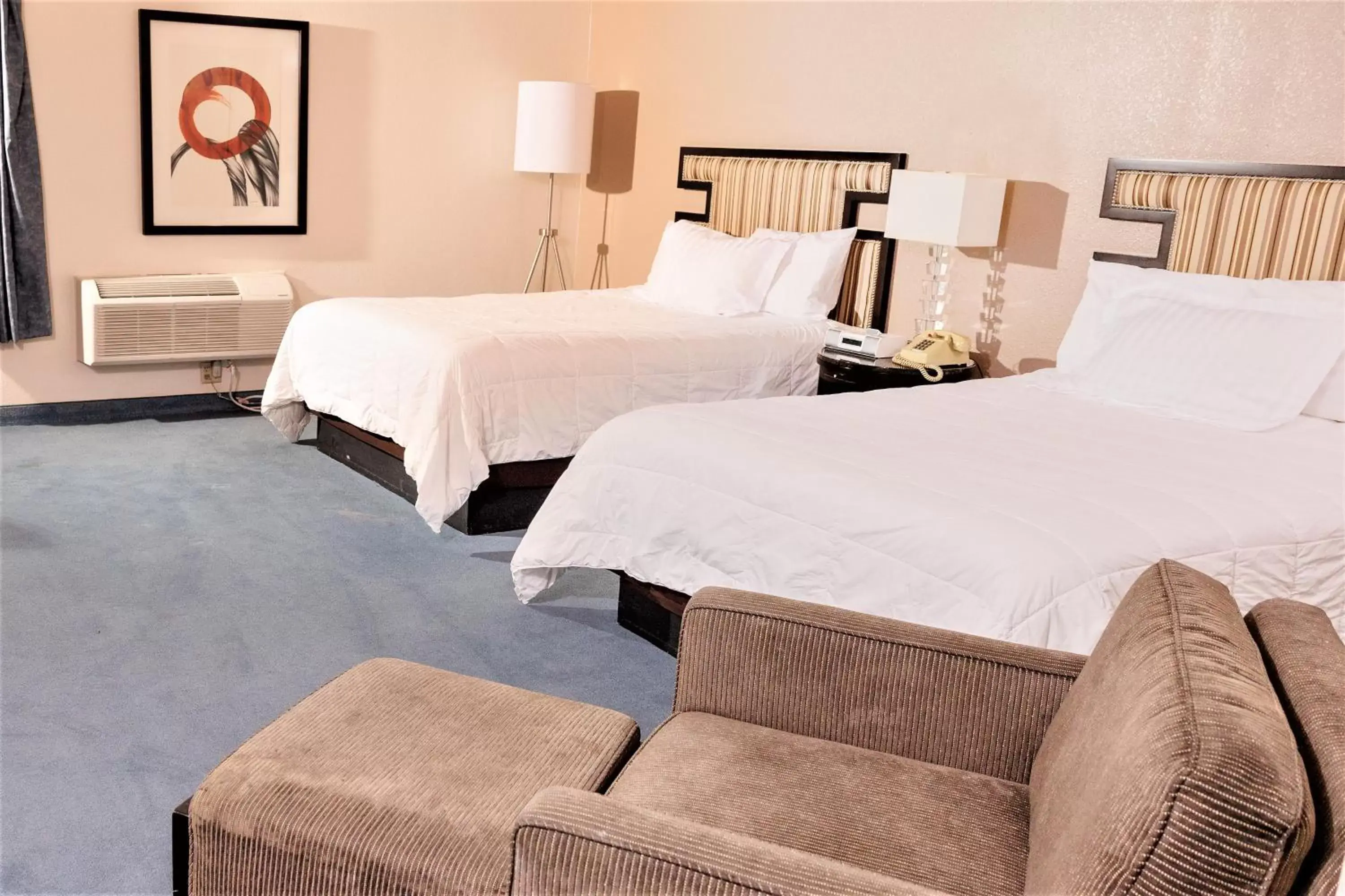 Bed in Heritage Inn & Suites Ridgecrest - China Lake