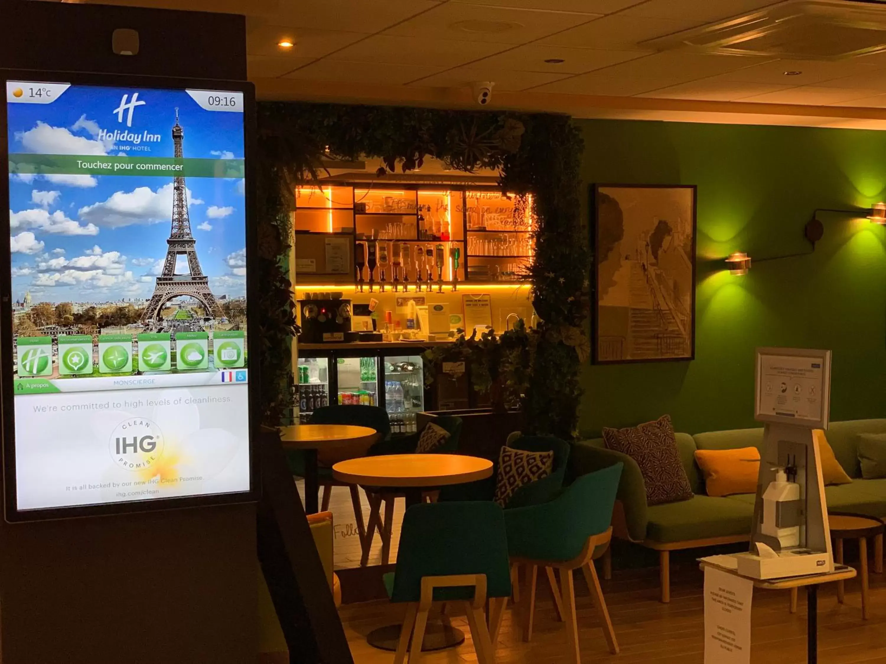 Lounge or bar in Holiday Inn Paris Montmartre, an IHG Hotel