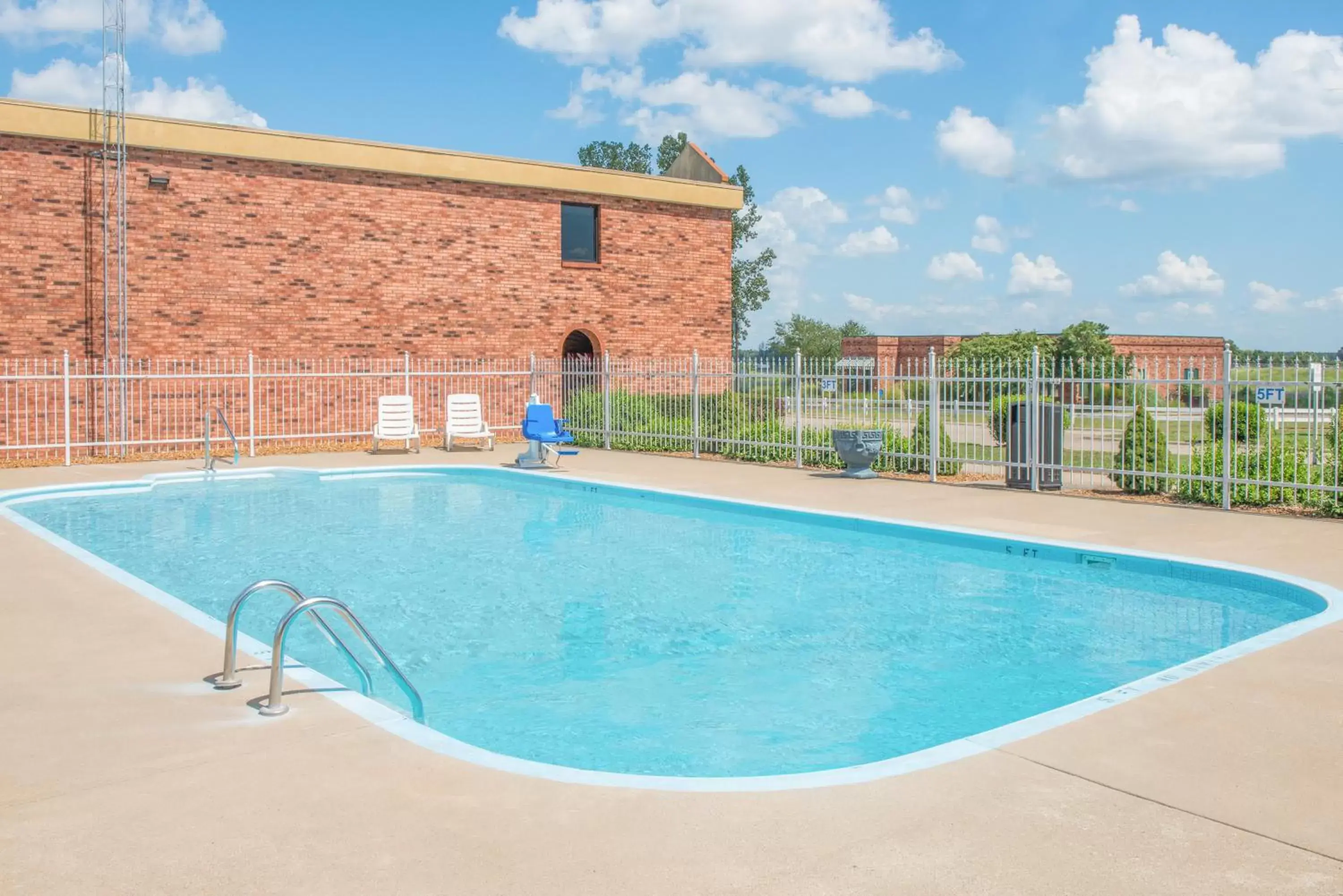 Swimming pool in Days Inn by Wyndham Calvert City - Paducah East Swimming pool in Days Inn by Wyndham Calvert City - Paducah East