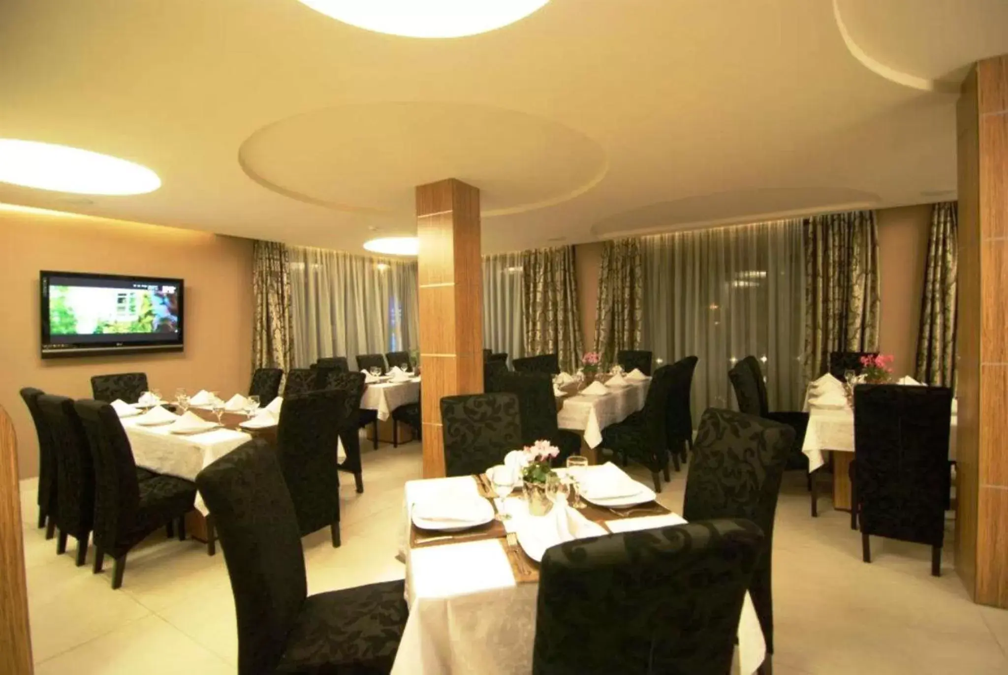 Restaurant/Places to Eat in Hotel Ave Lux