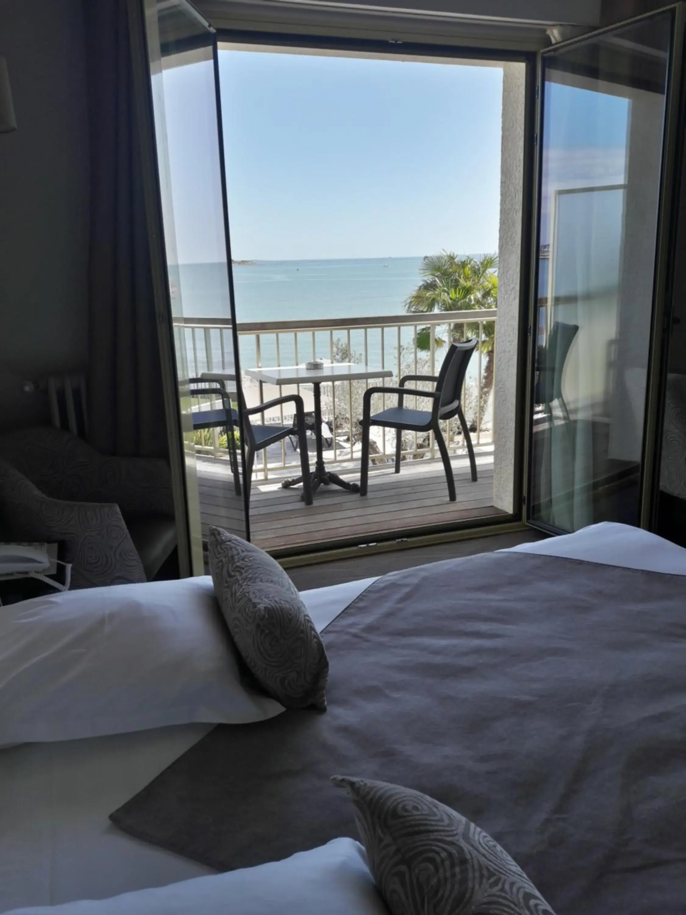 Sea view, Bed in Hotel les Brises