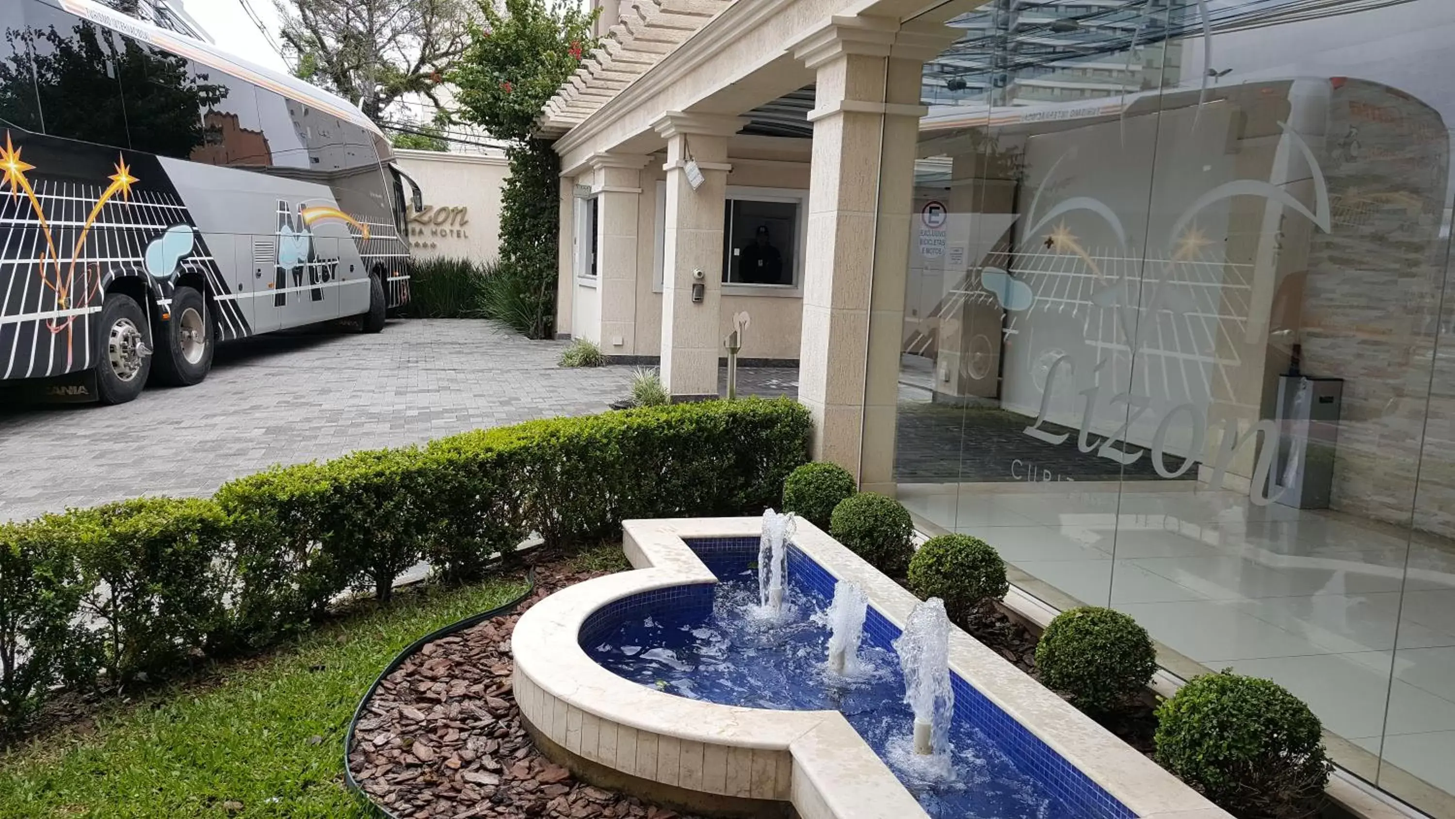 Facade/entrance, Patio/Outdoor Area in Lizon Curitiba Hotel